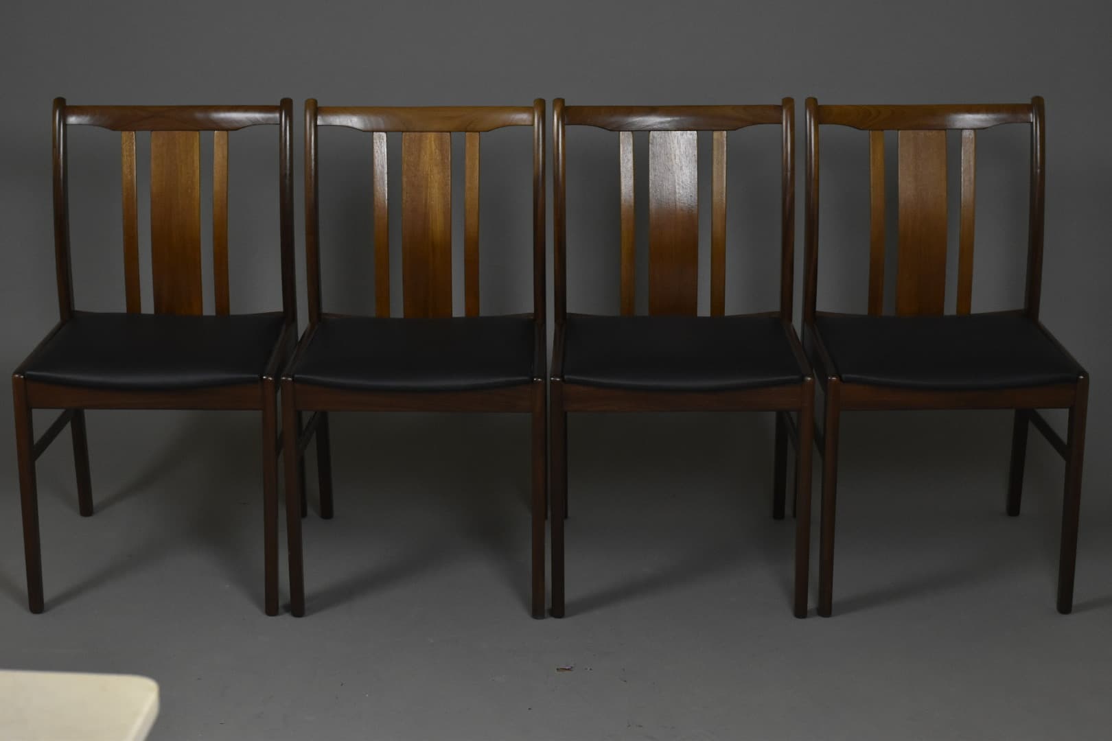 Komplet krzeseł jadalnianych, afromozja brąz, skóra naturalna czarna, Dania, lata 60. - 224797