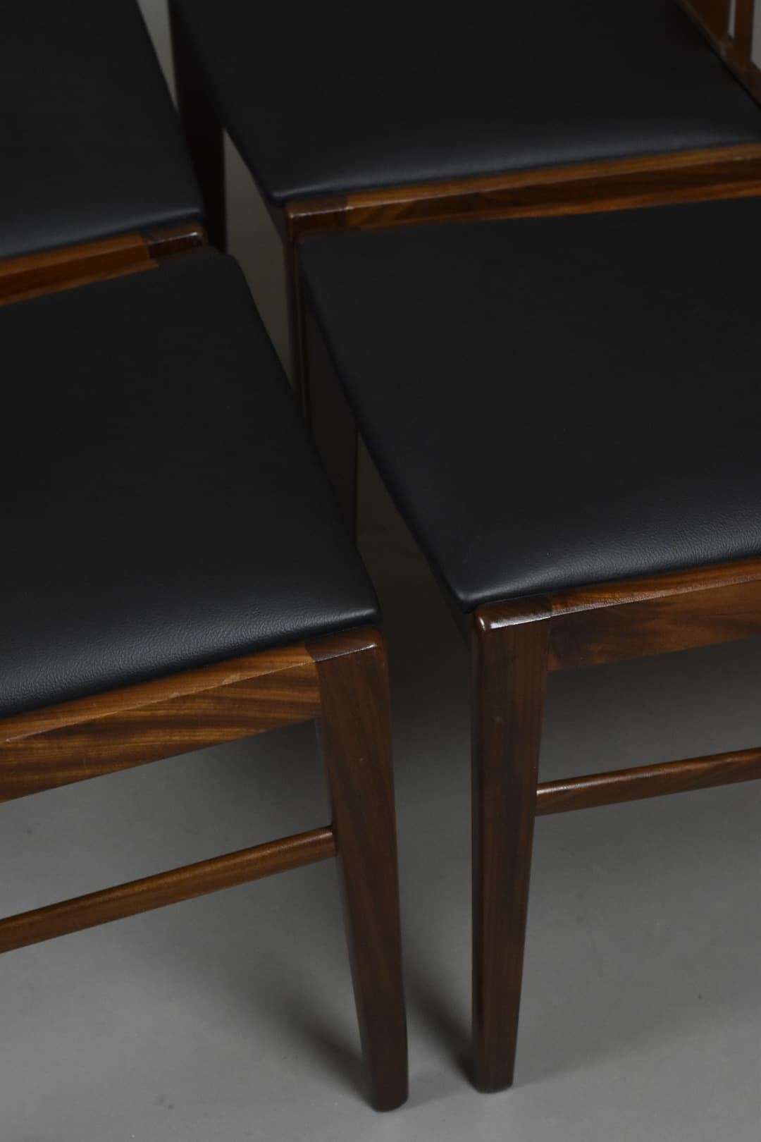 Komplet krzeseł jadalnianych, afromozja brąz, skóra naturalna czarna, Dania, lata 60. - 224801