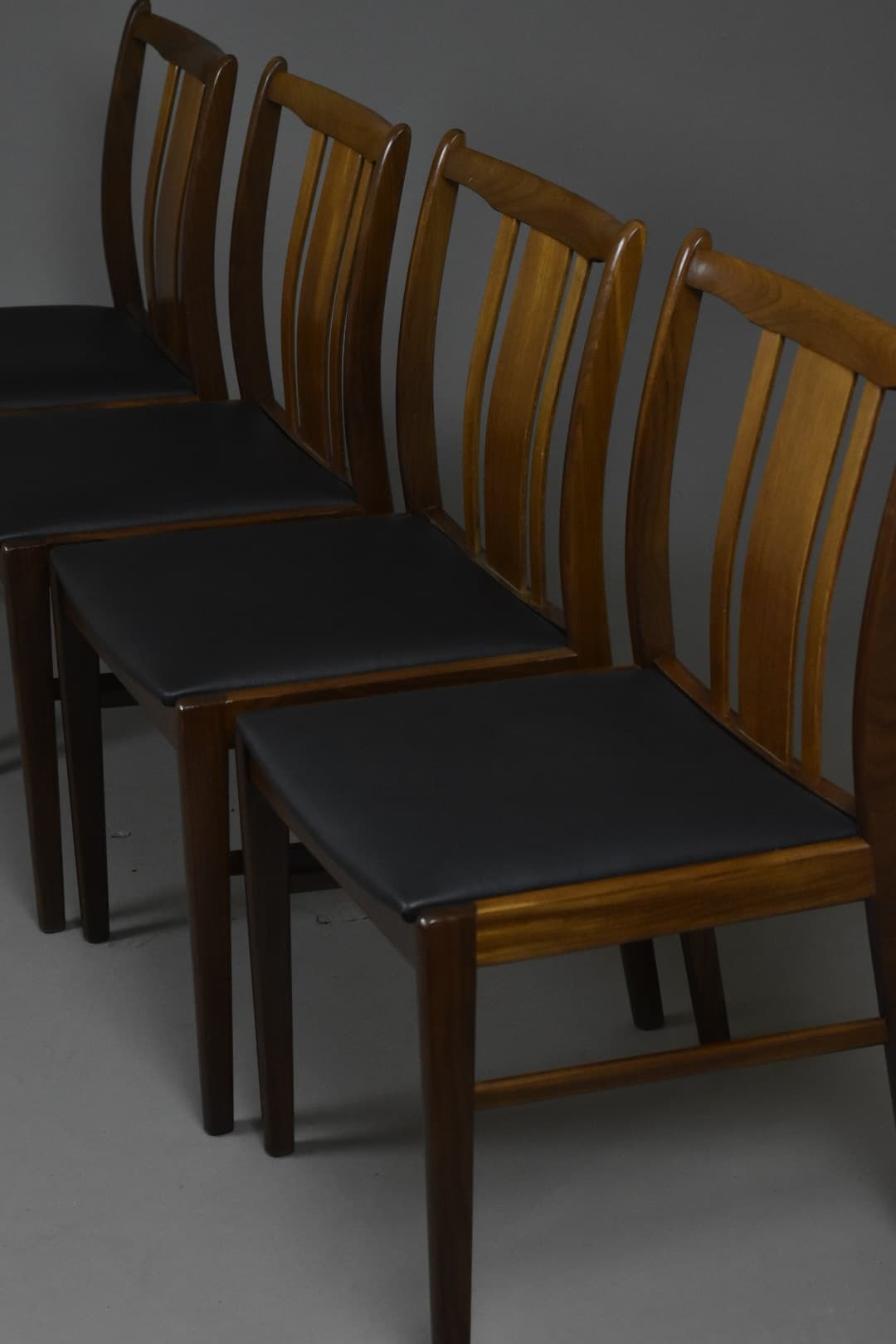 Komplet krzeseł jadalnianych, afromozja brąz, skóra naturalna czarna, Dania, lata 60. - 224803