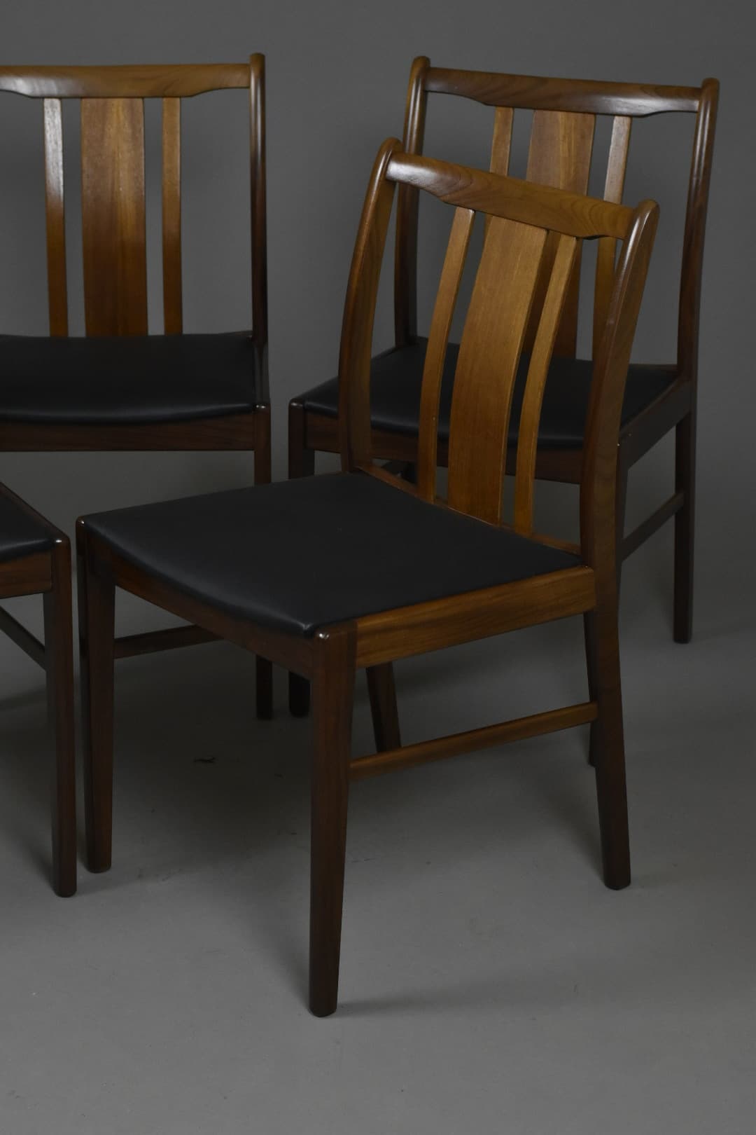 Komplet krzeseł jadalnianych, afromozja brąz, skóra naturalna czarna, Dania, lata 60. - 224799