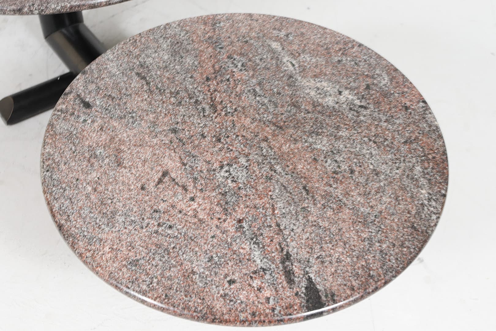 Stolik kawowy granitowy Ø60/90 cm szary, postmodernistyczny, Włochy lata 80. - 225242