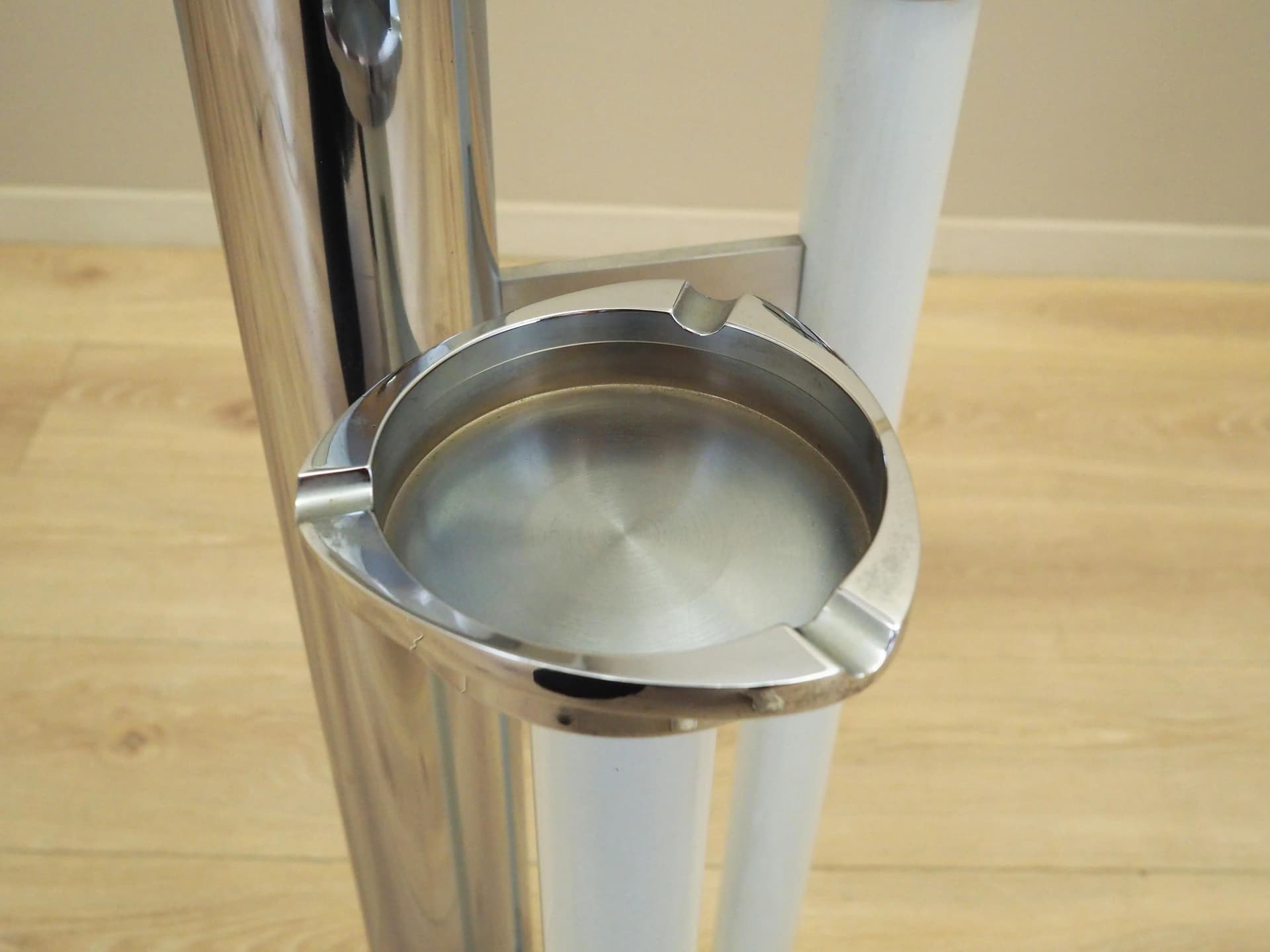 Lampa podłogowa z popielniczką, Space Age, metal chrom biały, Włochy, lata 60. - 16418