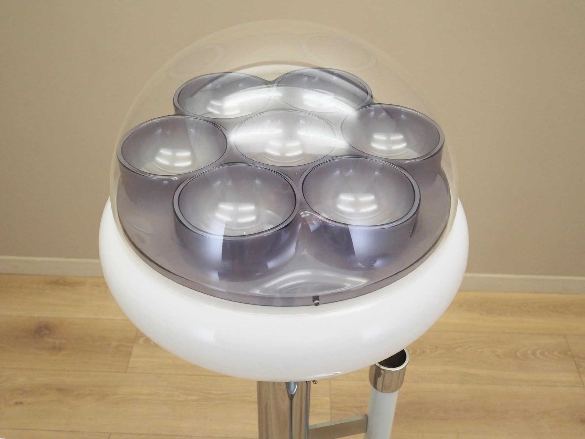 Lampa podłogowa z popielniczką, Space Age, metal chrom biały, Włochy, lata 60. - 16416