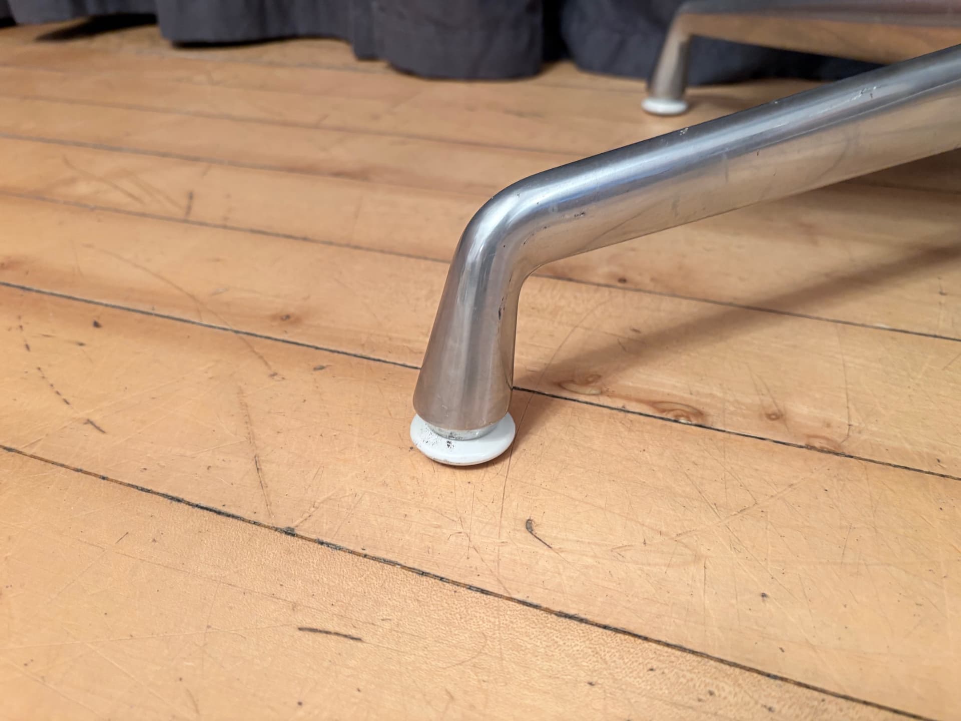 Podnóżek EA 125, multikolor, aluminium, proj. C. & R. Eames, Vitra, Szwajcaria - 225737