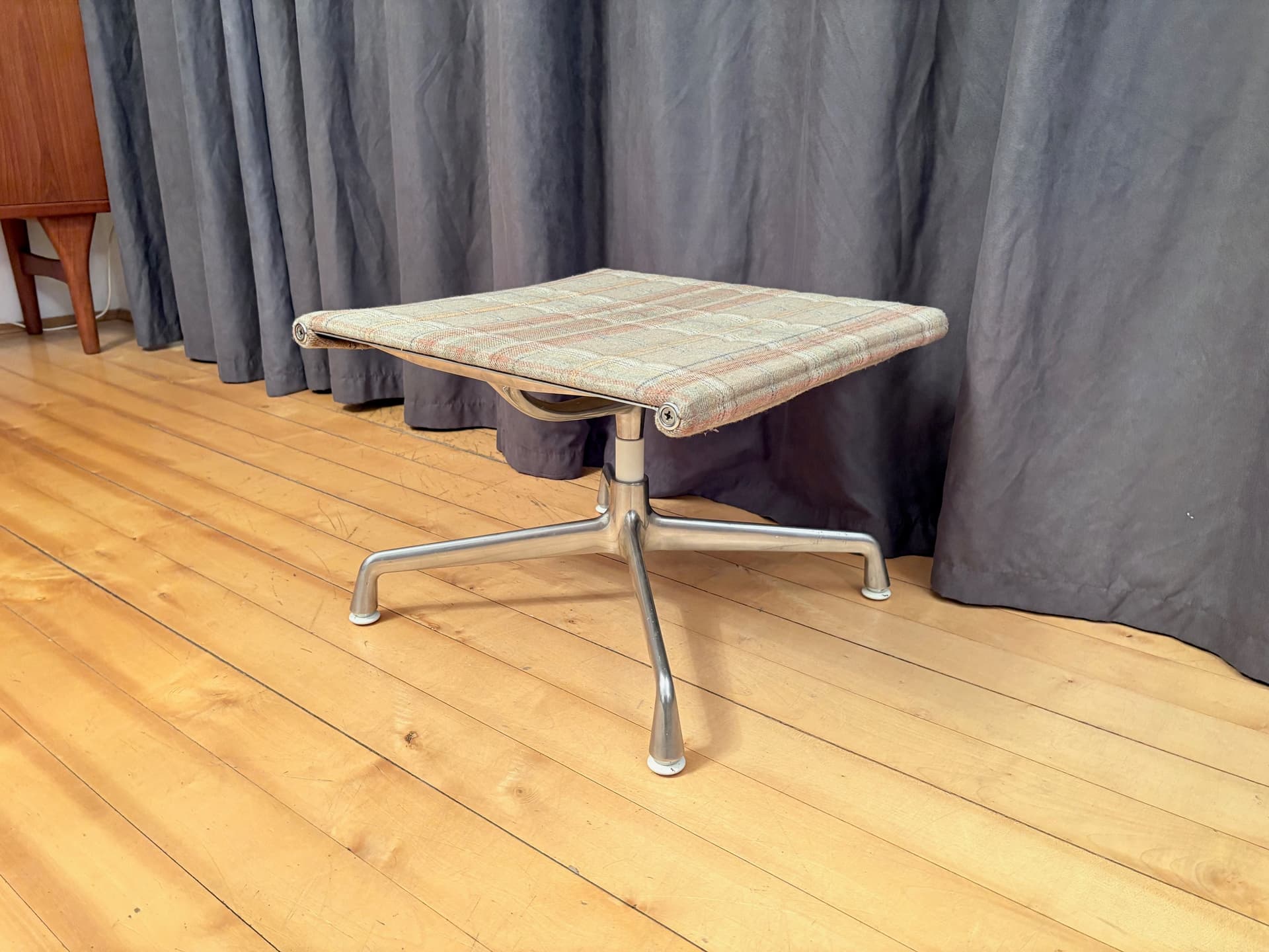 Podnóżek EA 125, multikolor, aluminium, proj. C. & R. Eames, Vitra, Szwajcaria - 225733