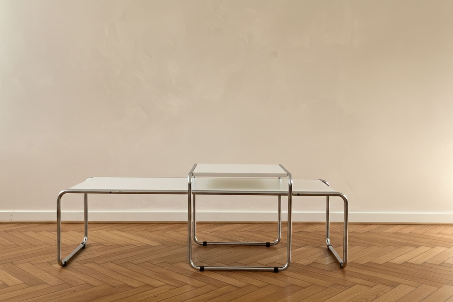 Podwójny stolik z giętej stali wg proj. M. Breuer, Bauhaus, biały, drewno - 243433