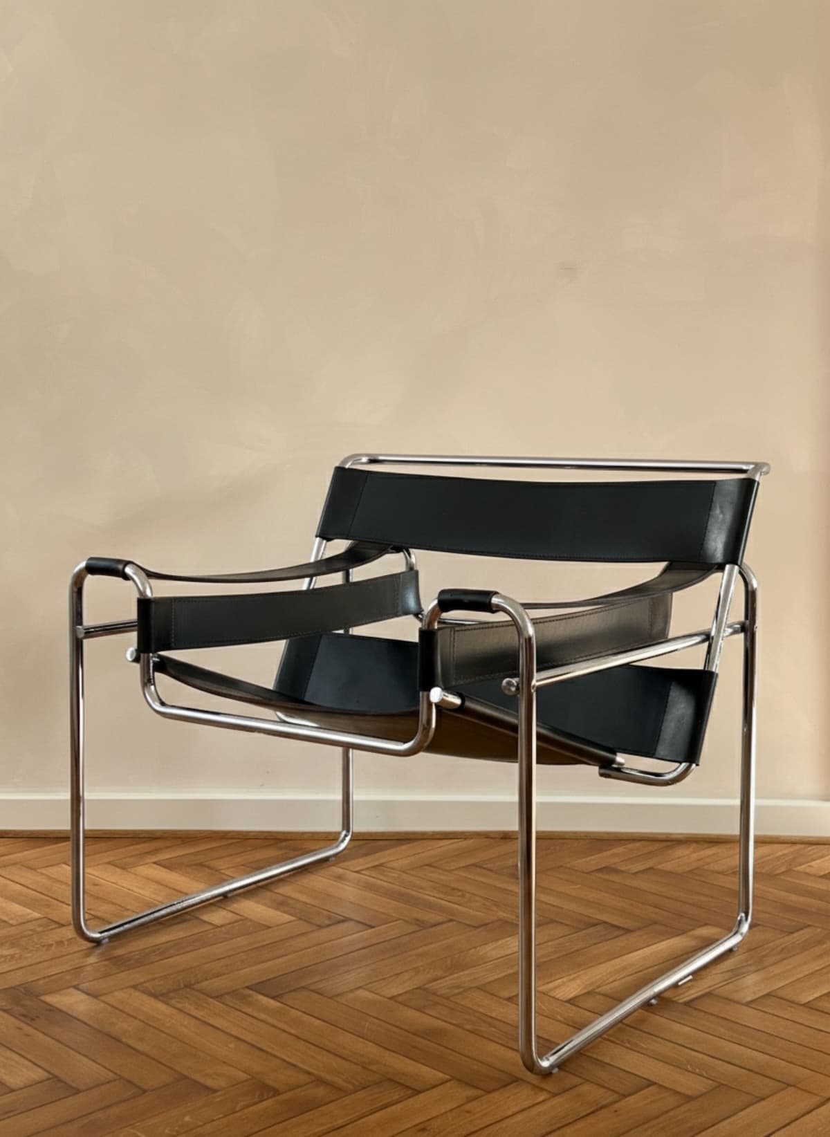Fotel z giętej stali wg proj. Wassily, M. Breuer, czarny, skóra naturalna - 249471