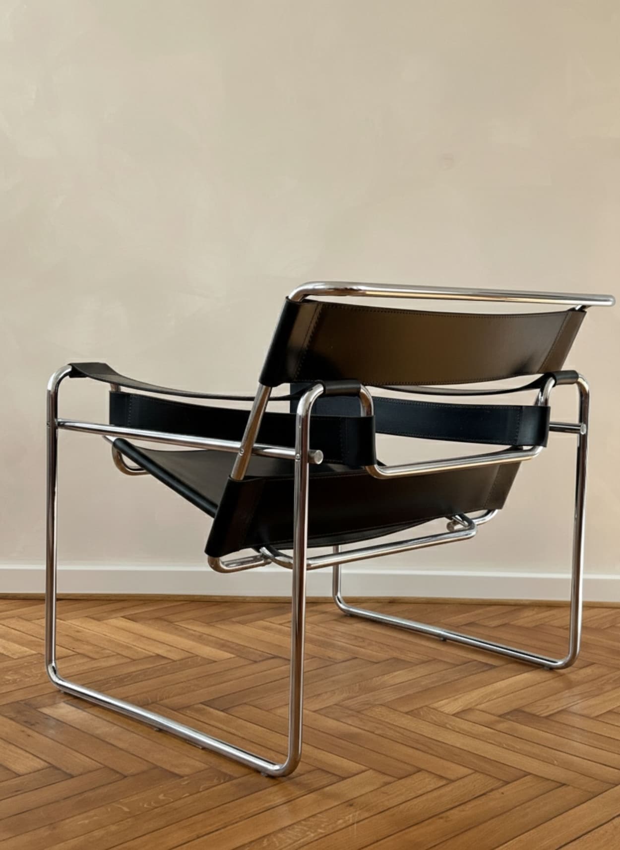Fotel z giętej stali wg proj. Wassily, M. Breuer, czarny, skóra naturalna - 249473