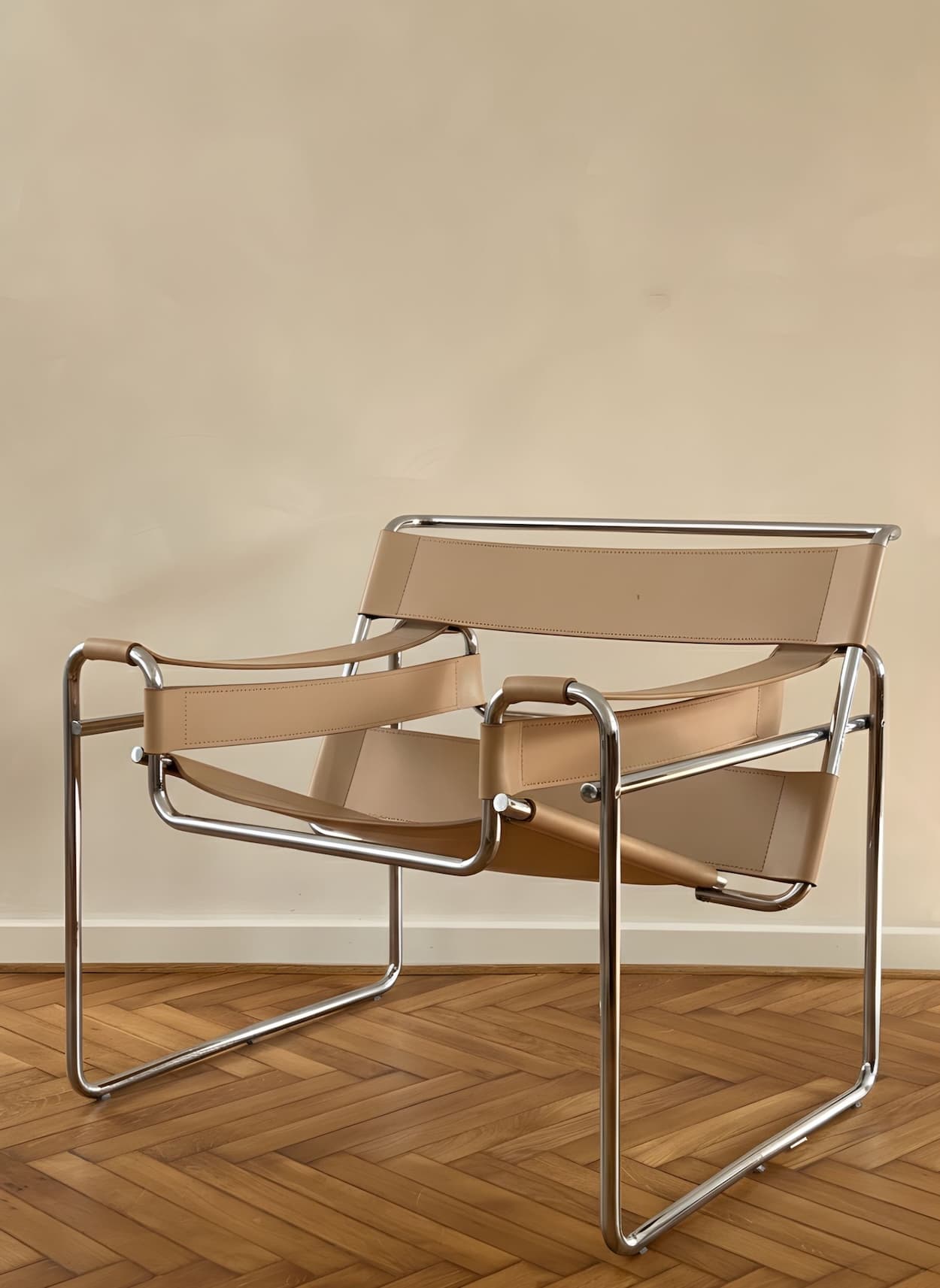 Fotel z giętej stali wg proj. Wassily, M. Breuer, beżowy, skóra naturalna - 249660