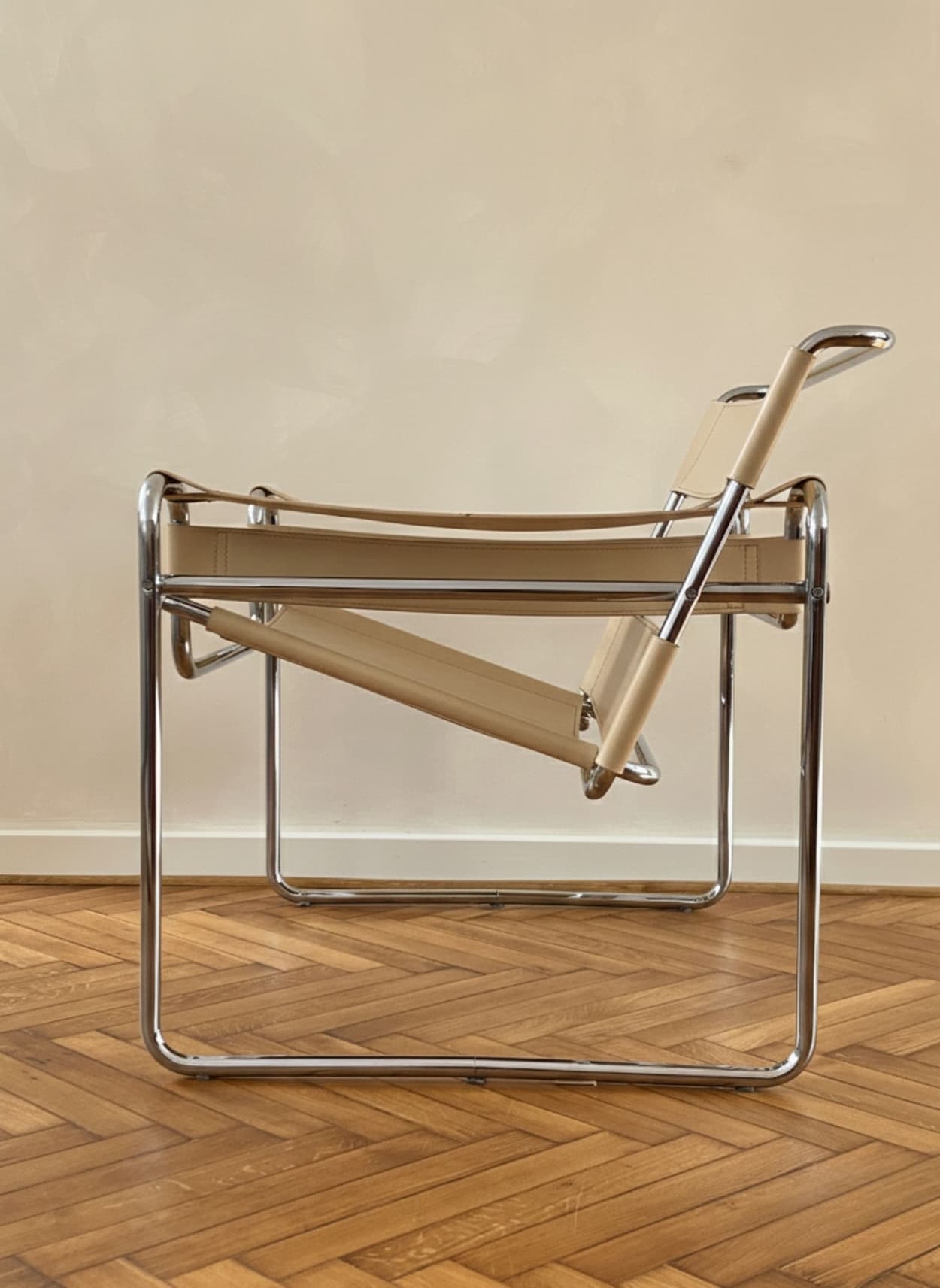 Fotel z giętej stali wg proj. Wassily, M. Breuer, beżowy, skóra naturalna - 249662
