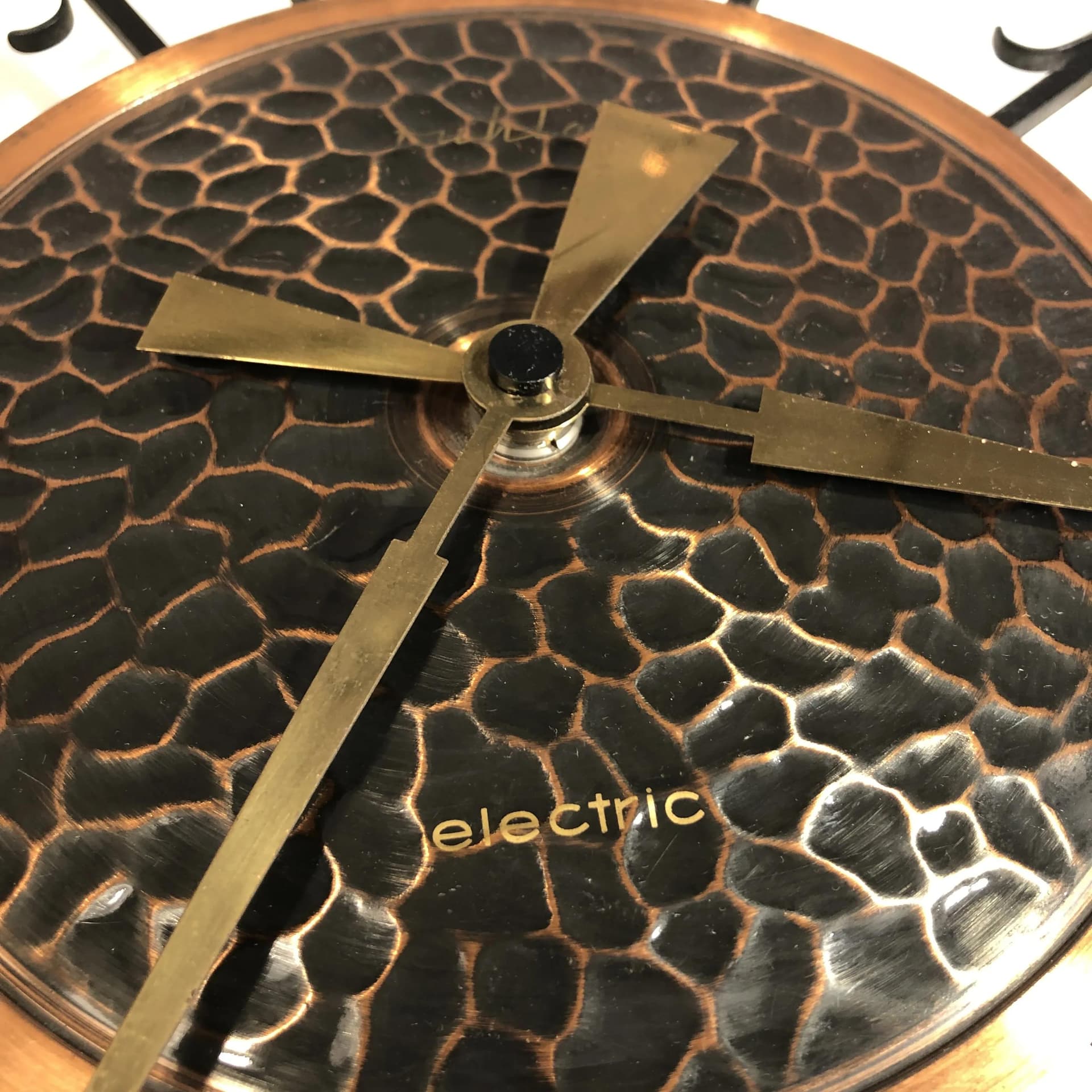 Zegar ścienny brutalistyczny, stal brązowy ciemny, mosiądz złoty, Ruhla Electric, Niemcy, lata 70. - 16588