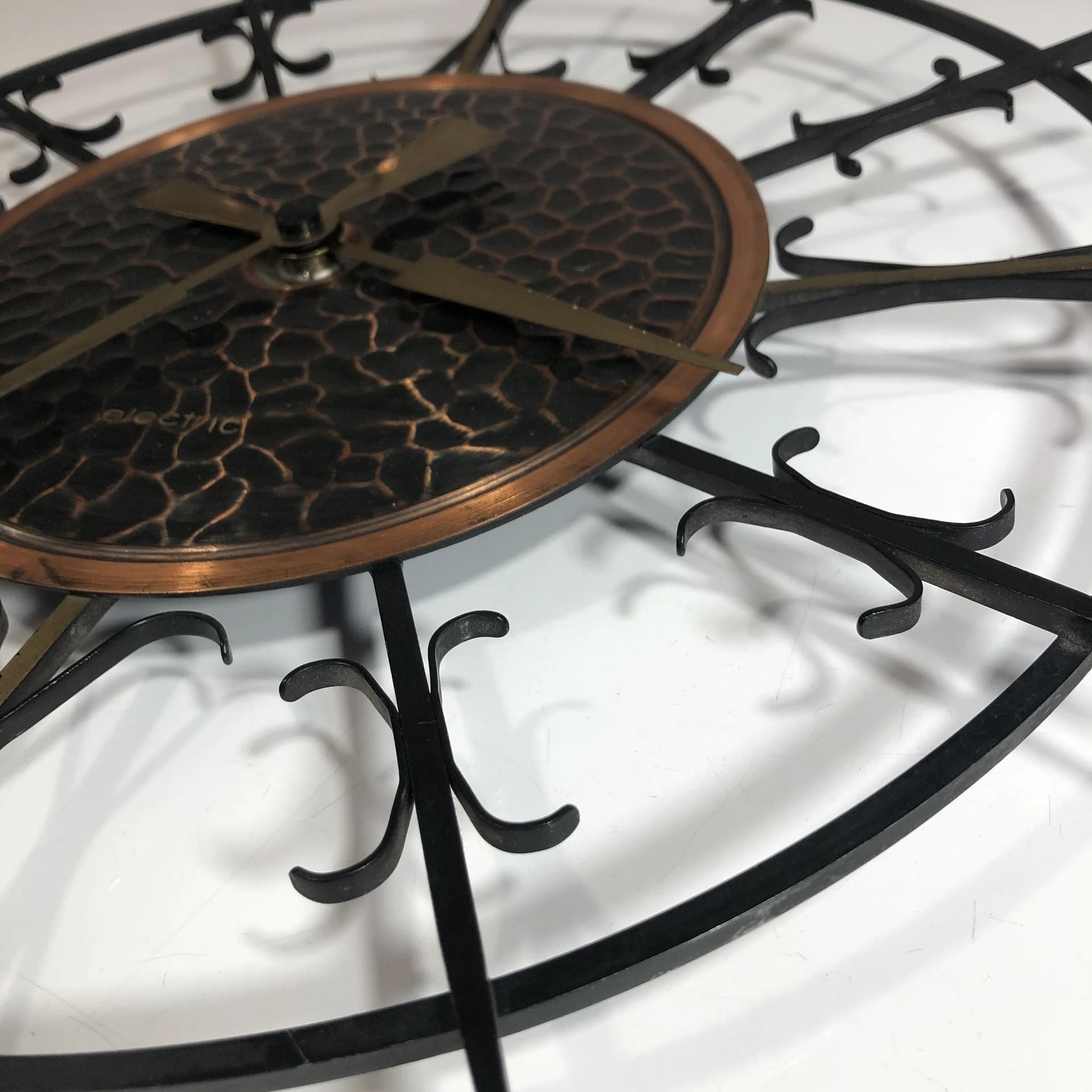 Zegar ścienny brutalistyczny, stal brązowy ciemny, mosiądz złoty, Ruhla Electric, Niemcy, lata 70. - 16587