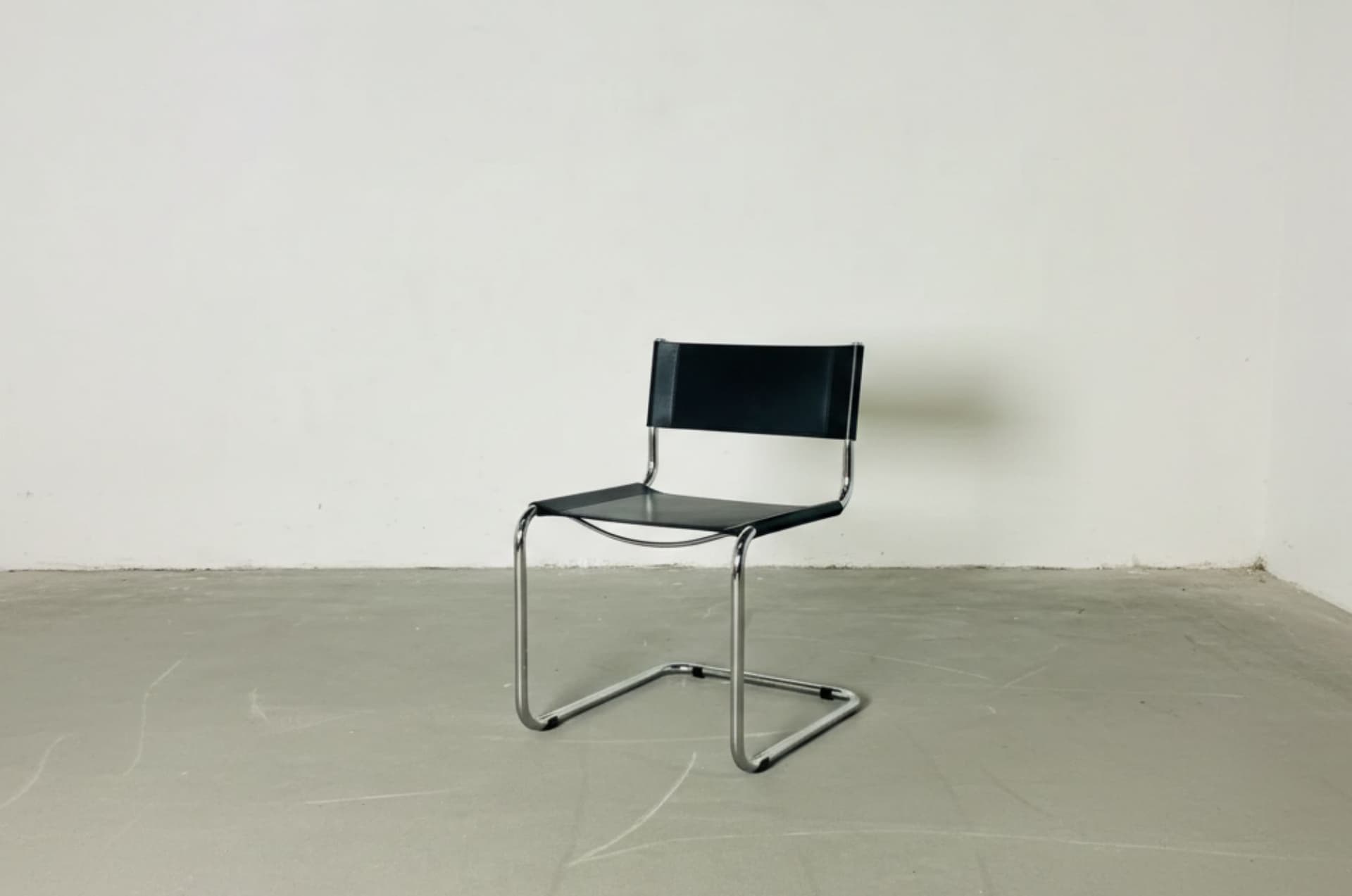 Krzesło z giętej stali, czarne, skóra regenerowana - 240407