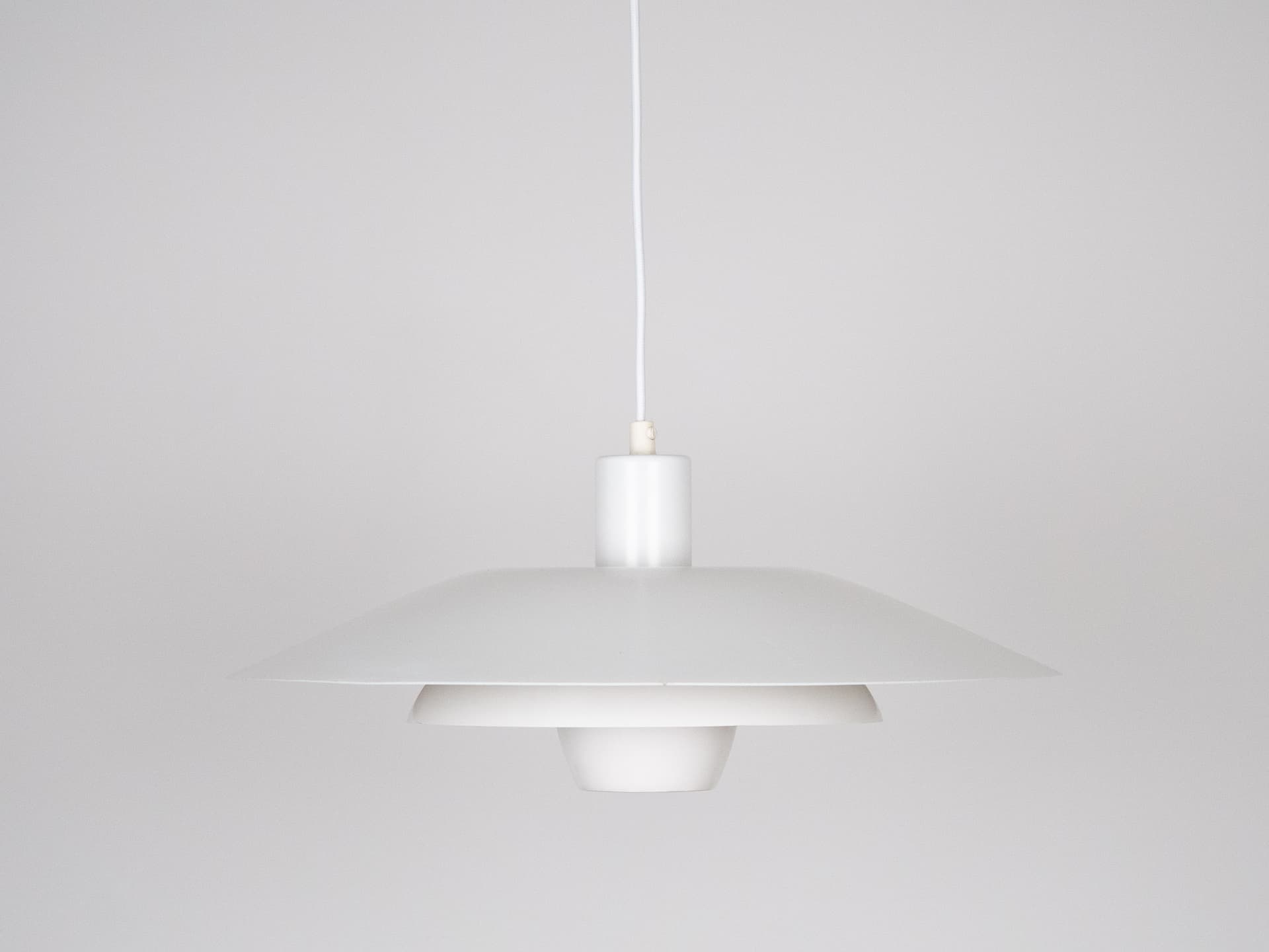 Lampa wisząca, aluminium biały, proj. K. Wiborg, Jeka, Dania, lata 80. - 227052