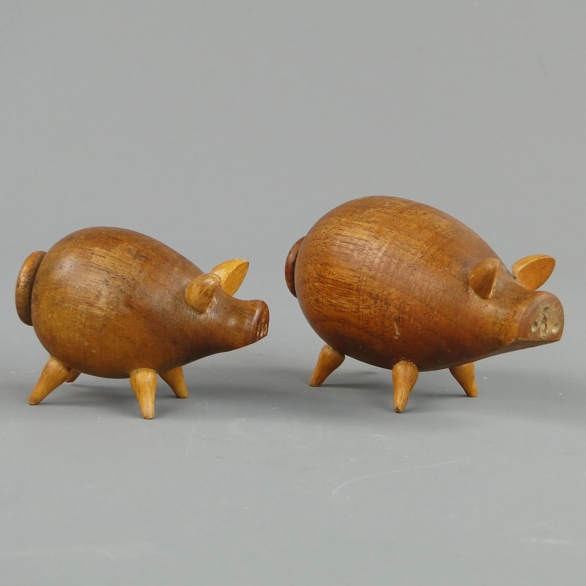 Pair of pig salt shakers, brown walnut, Sweden, 1960s - 16604