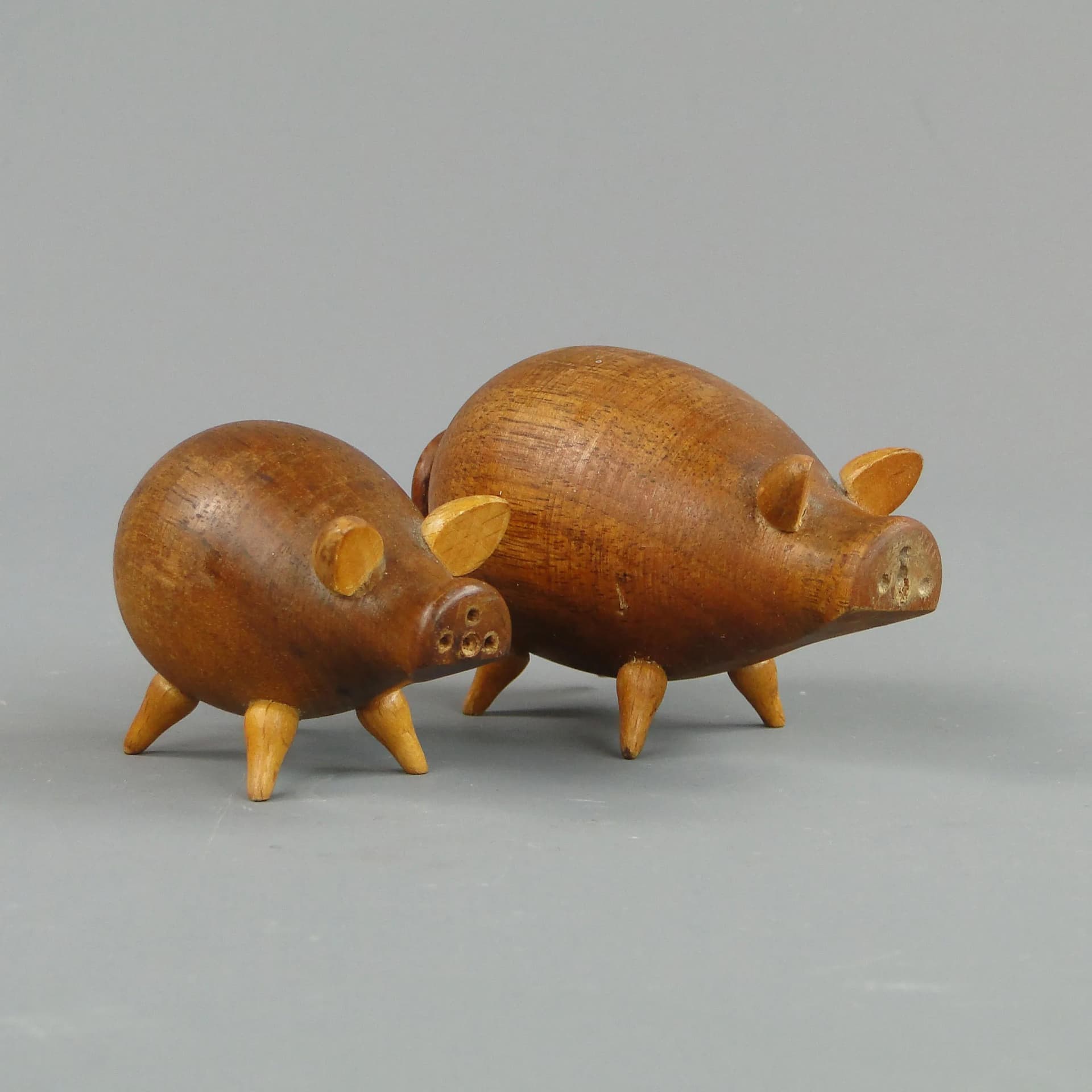 Pair of pig salt shakers, brown walnut, Sweden, 1960s - 16603