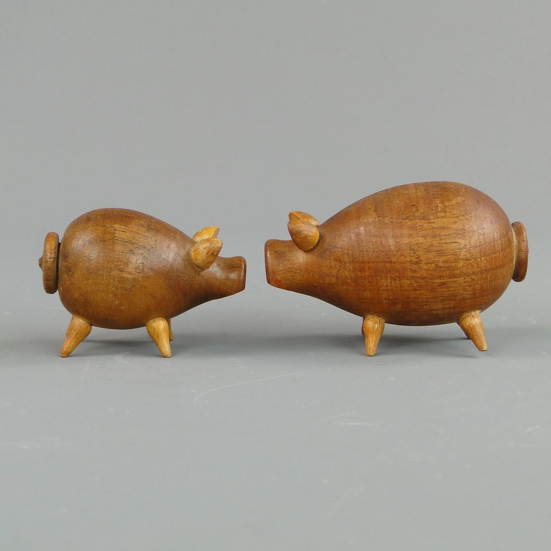 Pair of pig salt shakers, brown walnut, Sweden, 1960s - 16608
