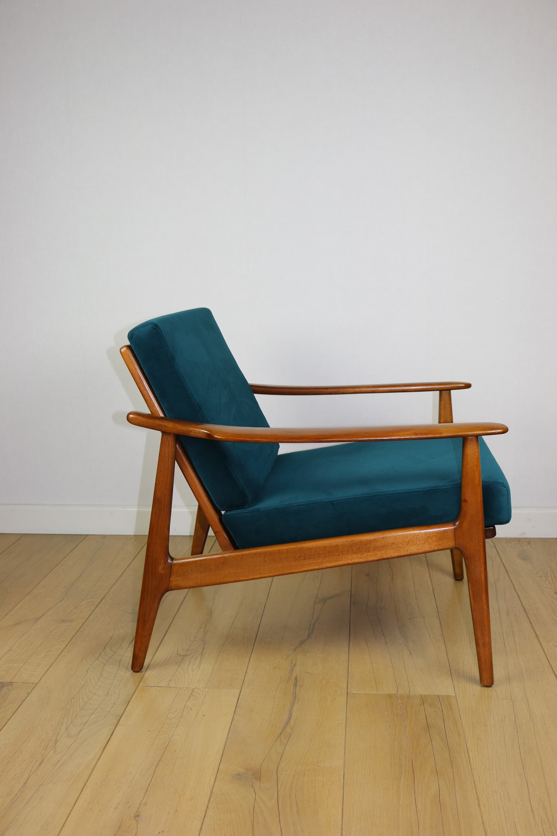 Fotel, zieleń morska velvet, drewno, Dania, lata 70. - 227284