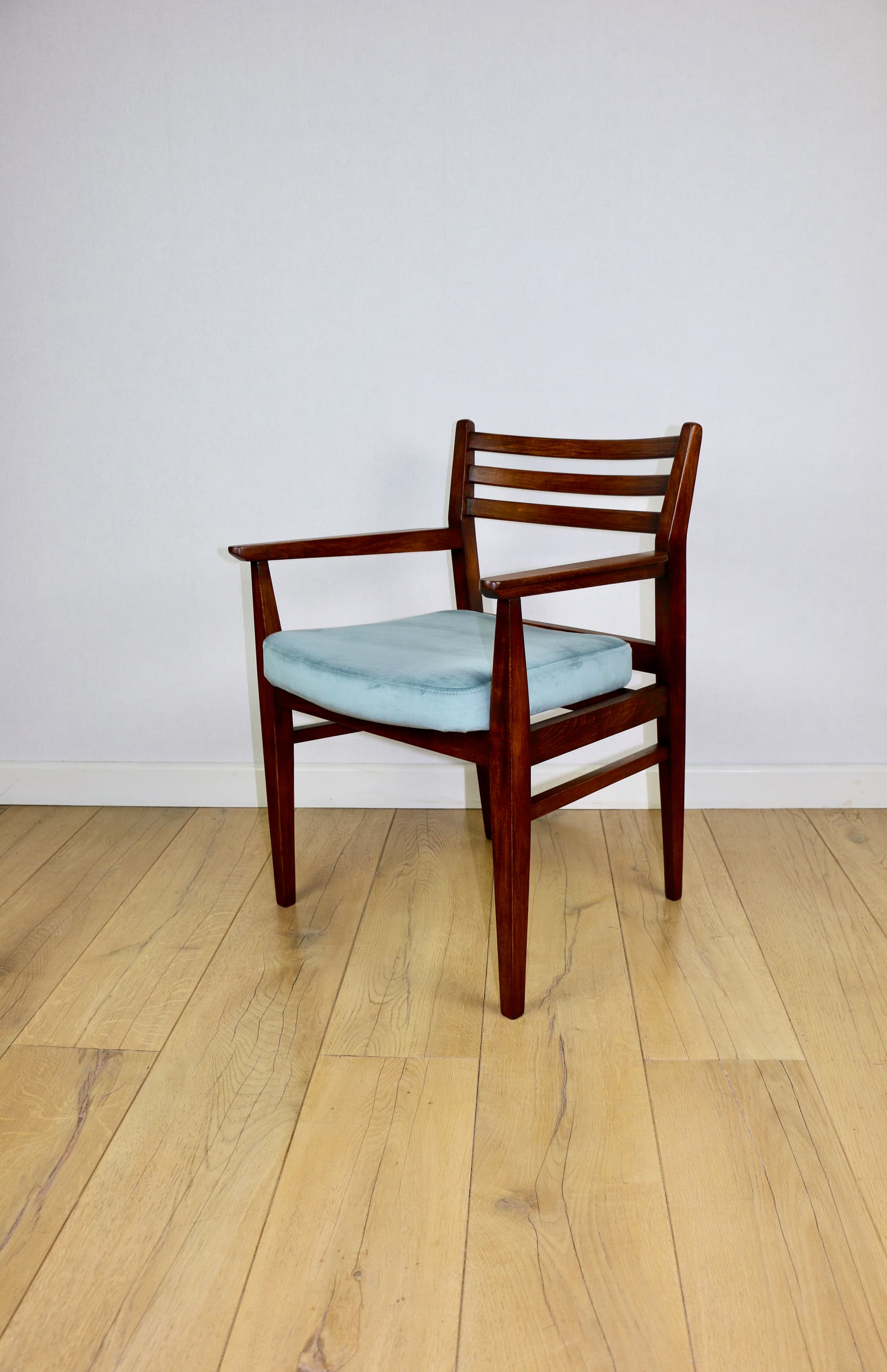 Fotel gabinetowy, velvet niebieski, buk orzechowy, Polska, lata 70. - 227289