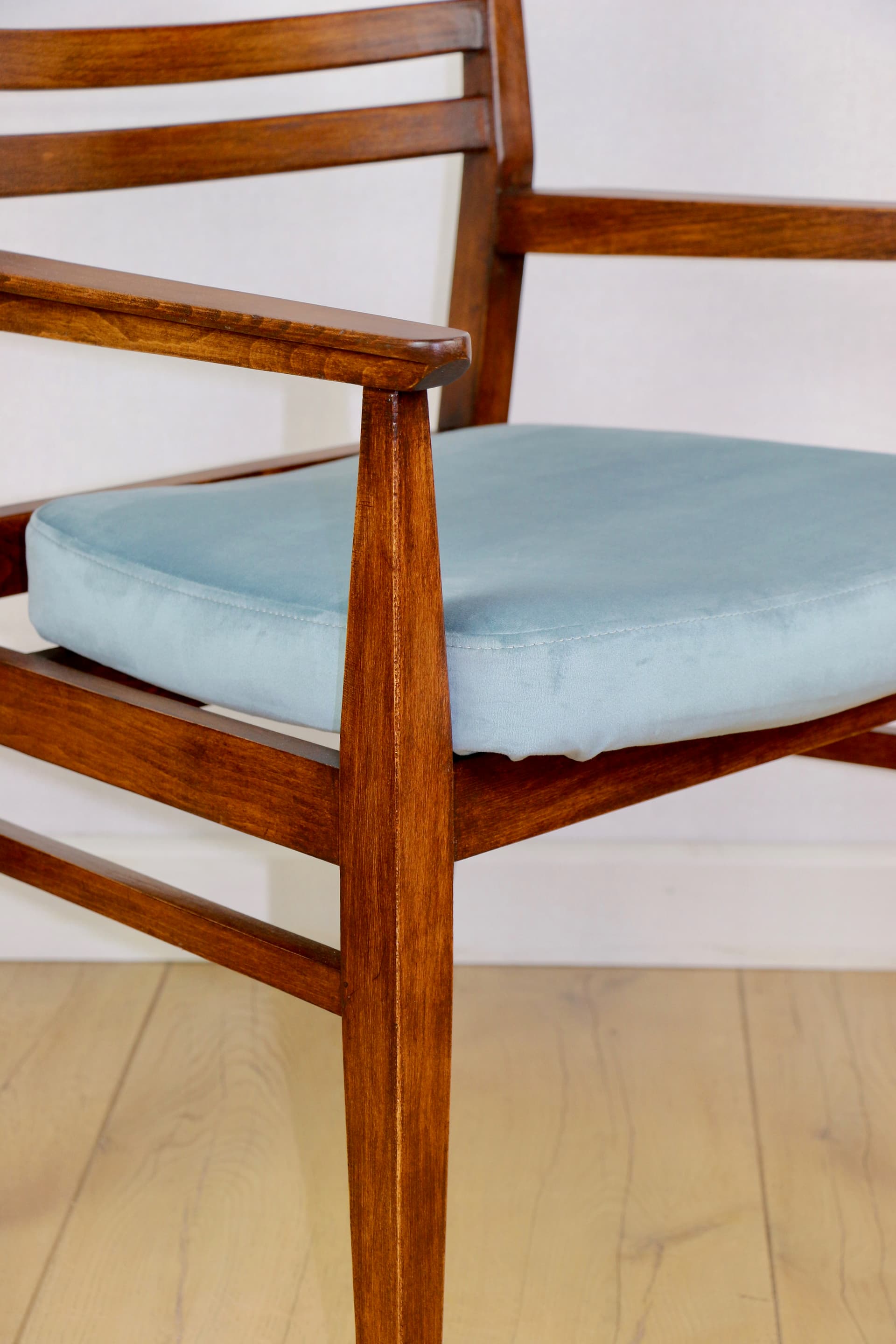 Fotel gabinetowy, velvet niebieski, buk orzechowy, Polska, lata 70. - 227296