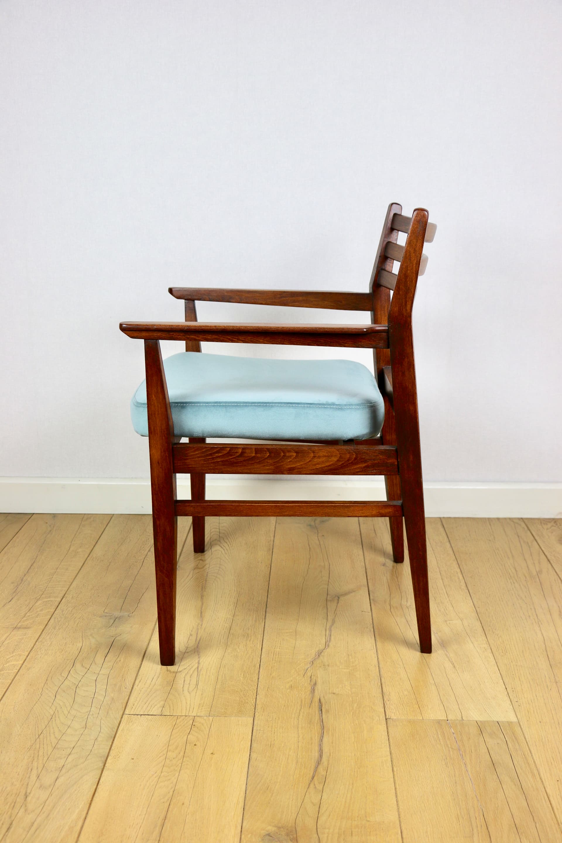 Fotel gabinetowy, velvet niebieski, buk orzechowy, Polska, lata 70. - 227290