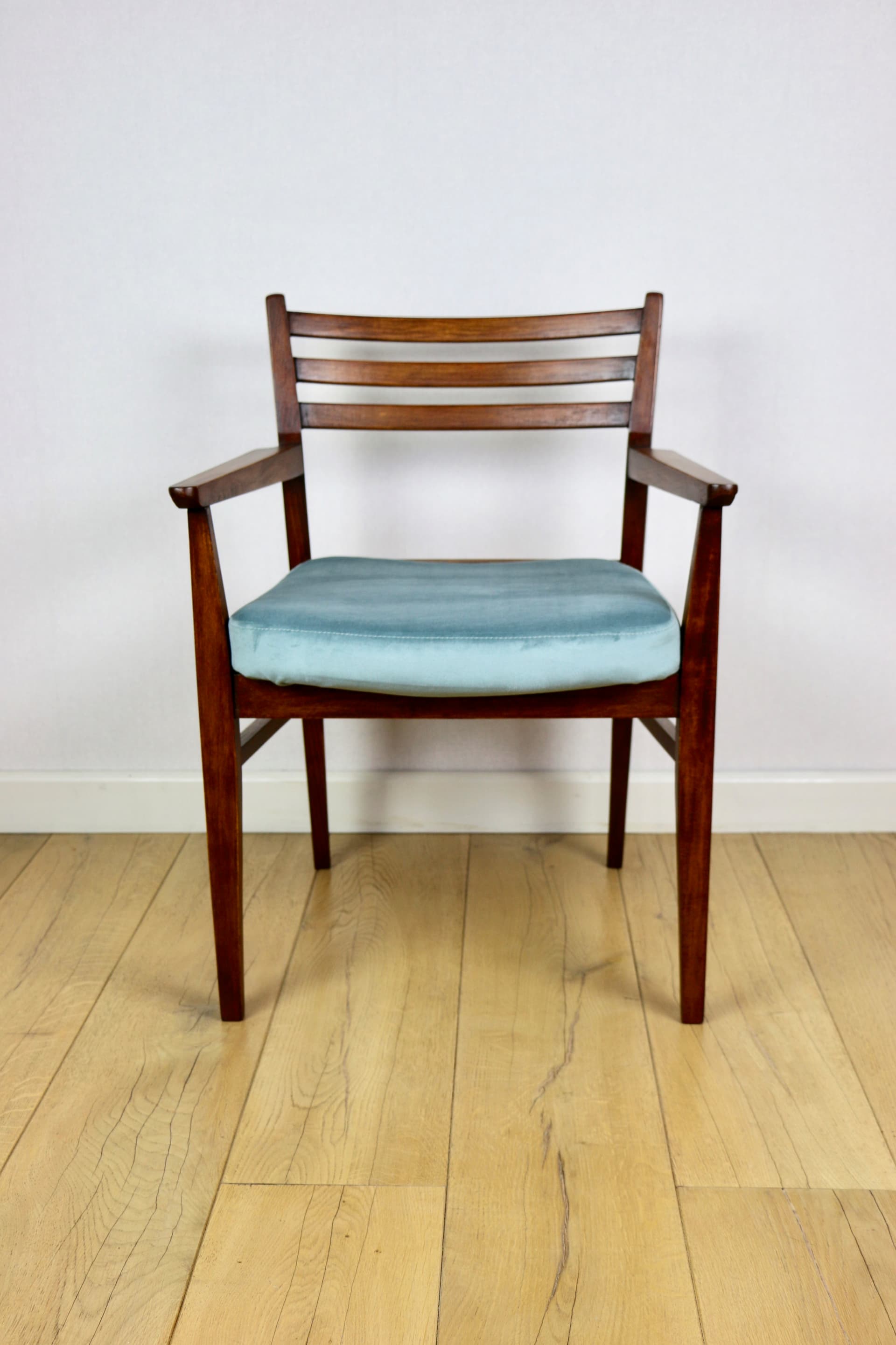 Fotel gabinetowy, velvet niebieski, buk orzechowy, Polska, lata 70. - 227286