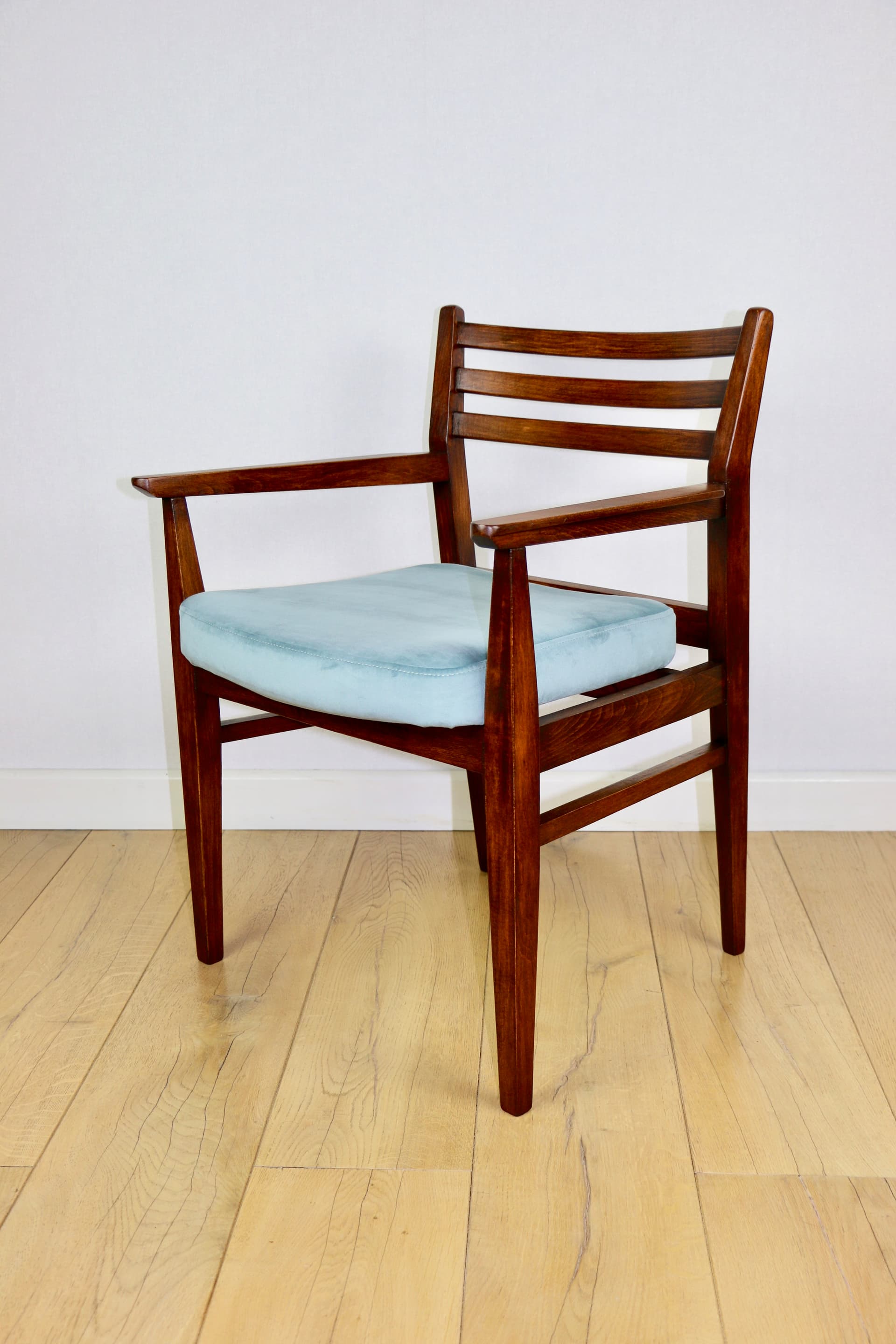 Fotel gabinetowy, velvet niebieski, buk orzechowy, Polska, lata 70. - 227287