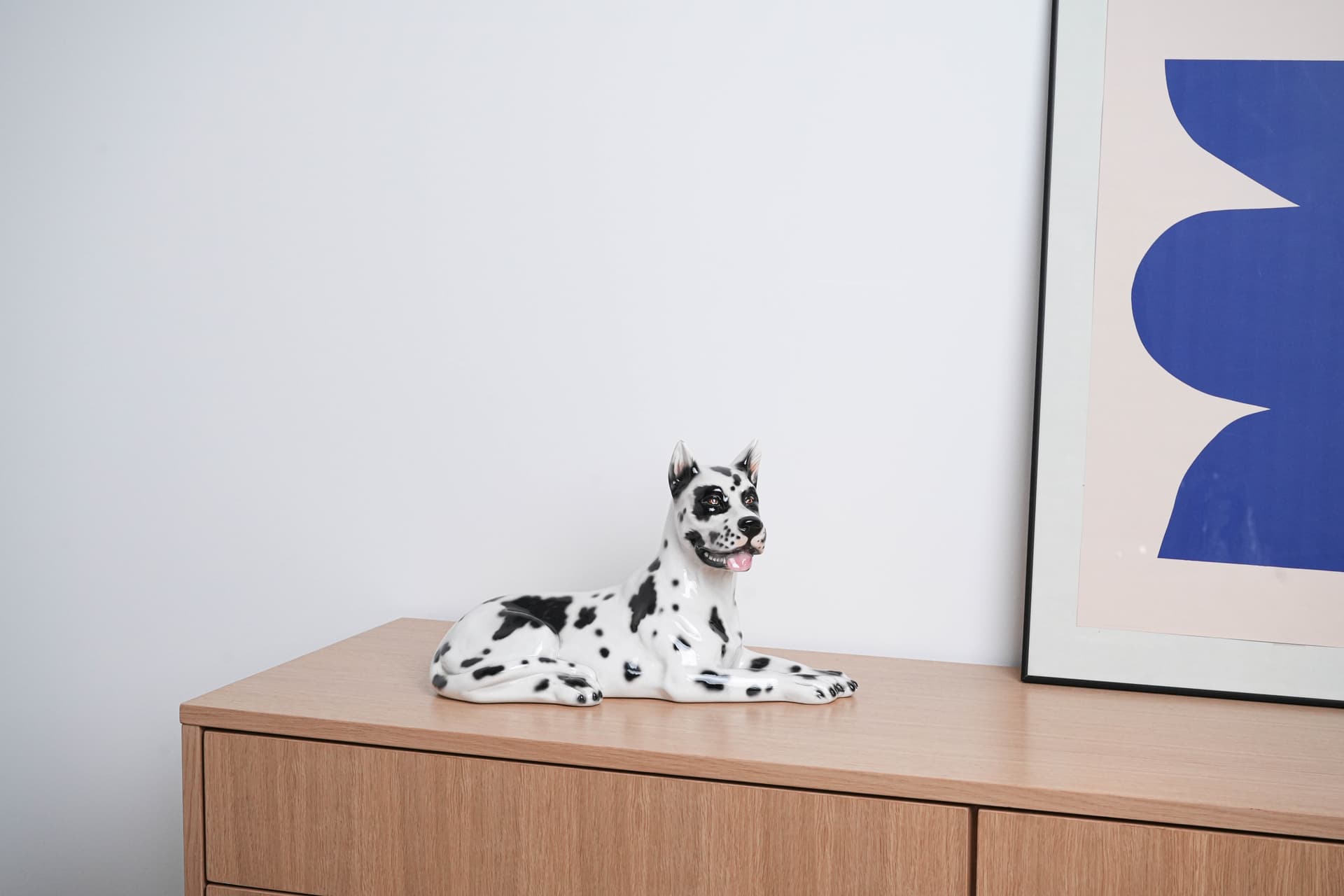 Figurka Dog Arlekin, ceramika biała, Włochy, lata 70. - 227491