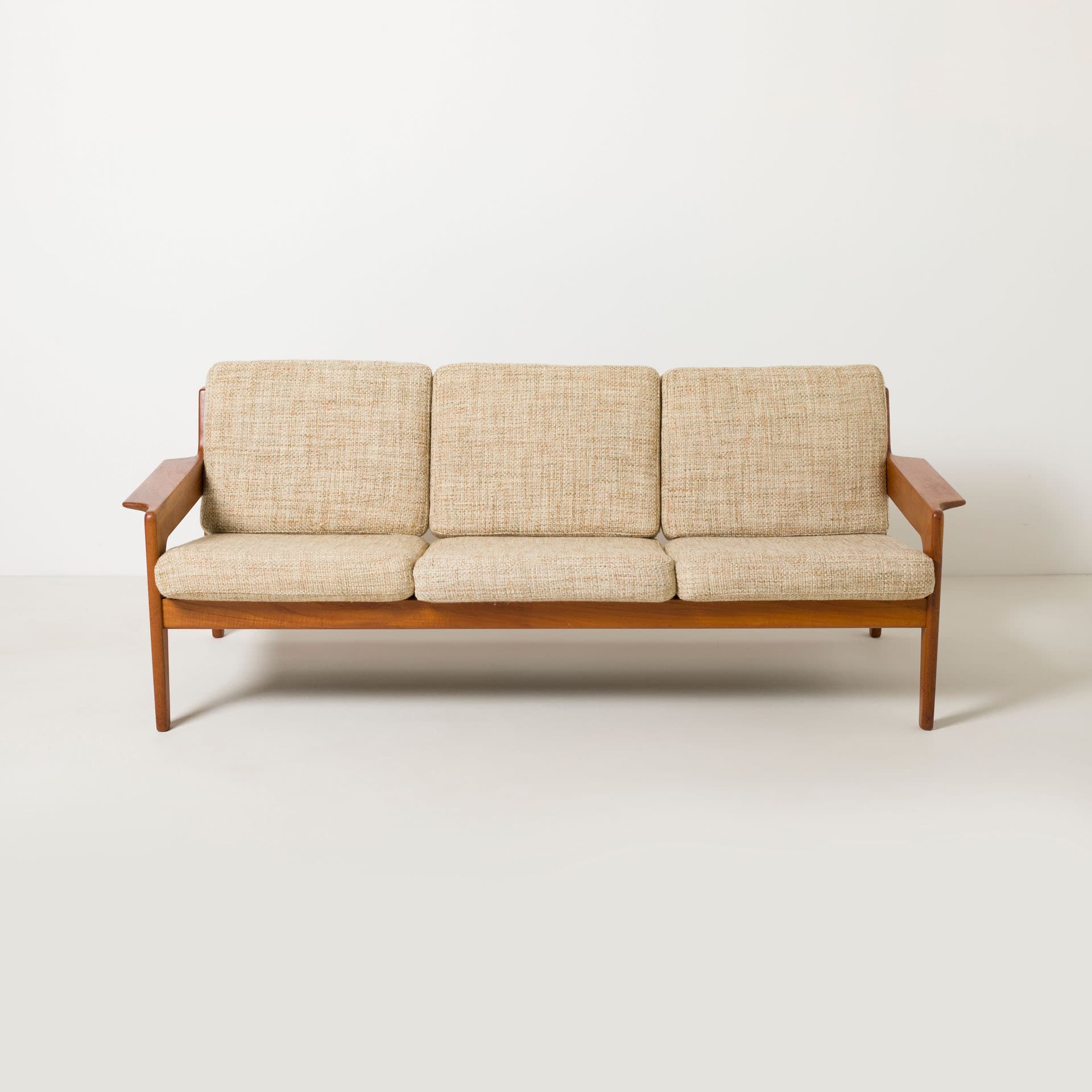 Sofa 3-osobowa, jasnobeżowa, teak, proj. A. Wahl Iversen, Komfort, Dania, lata 60. - 227683