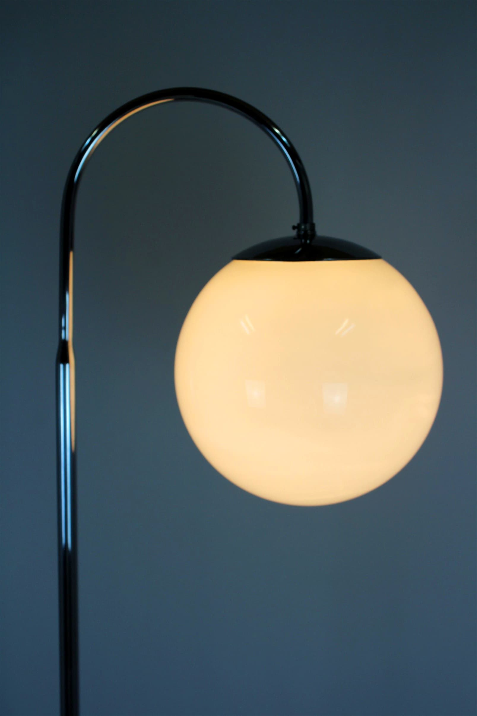 Lampa podłogowa Bauhaus, drewno brązowe, chrom, szkło białe, Czechy, lata 40. - 227882