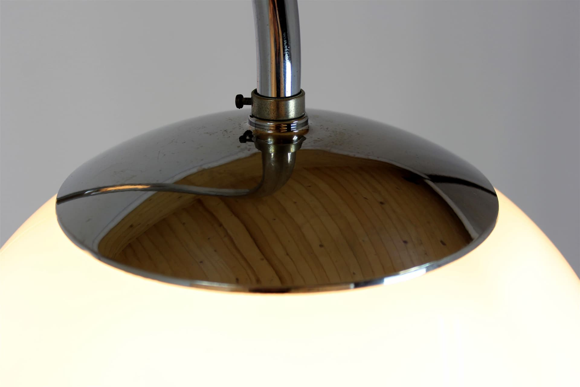Lampa podłogowa Bauhaus, drewno brązowe, chrom, szkło białe, Czechy, lata 40. - 227884