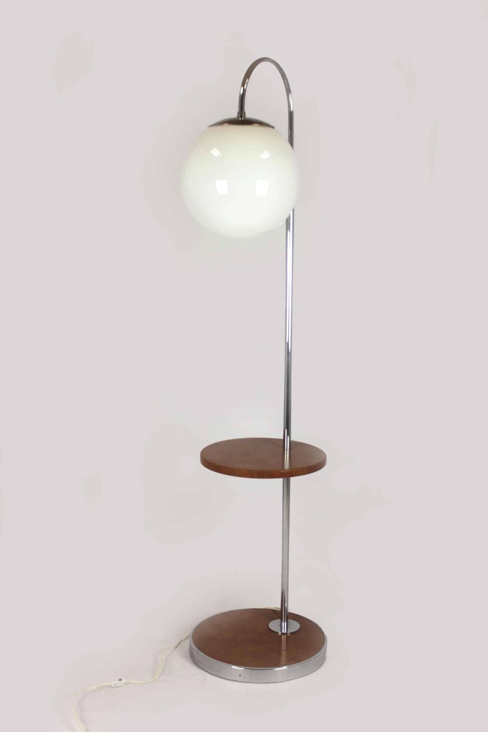 Lampa podłogowa Bauhaus, drewno brązowe, chrom, szkło białe, Czechy, lata 40. - 227881