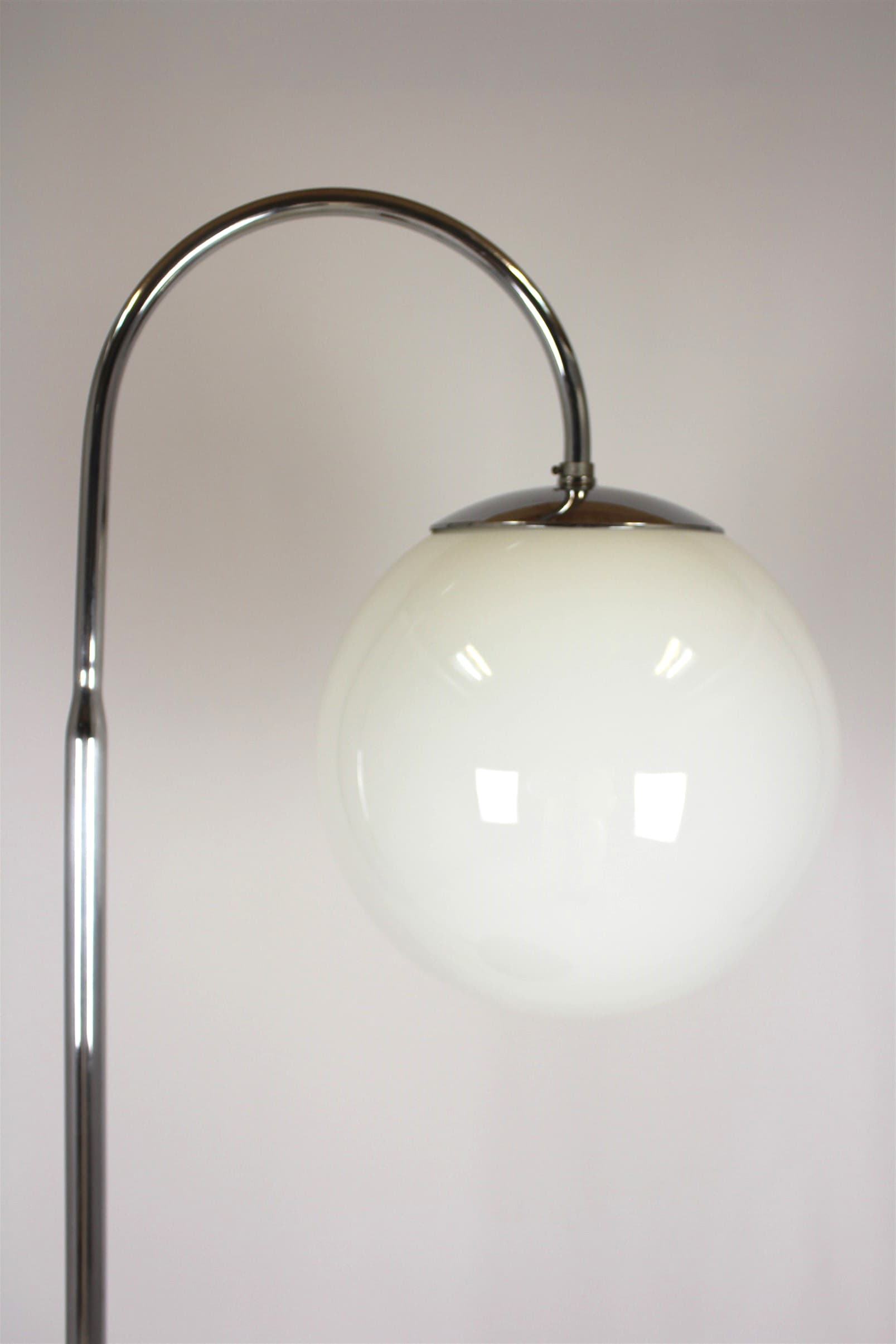 Lampa podłogowa Bauhaus, drewno brązowe, chrom, szkło białe, Czechy, lata 40. - 227877