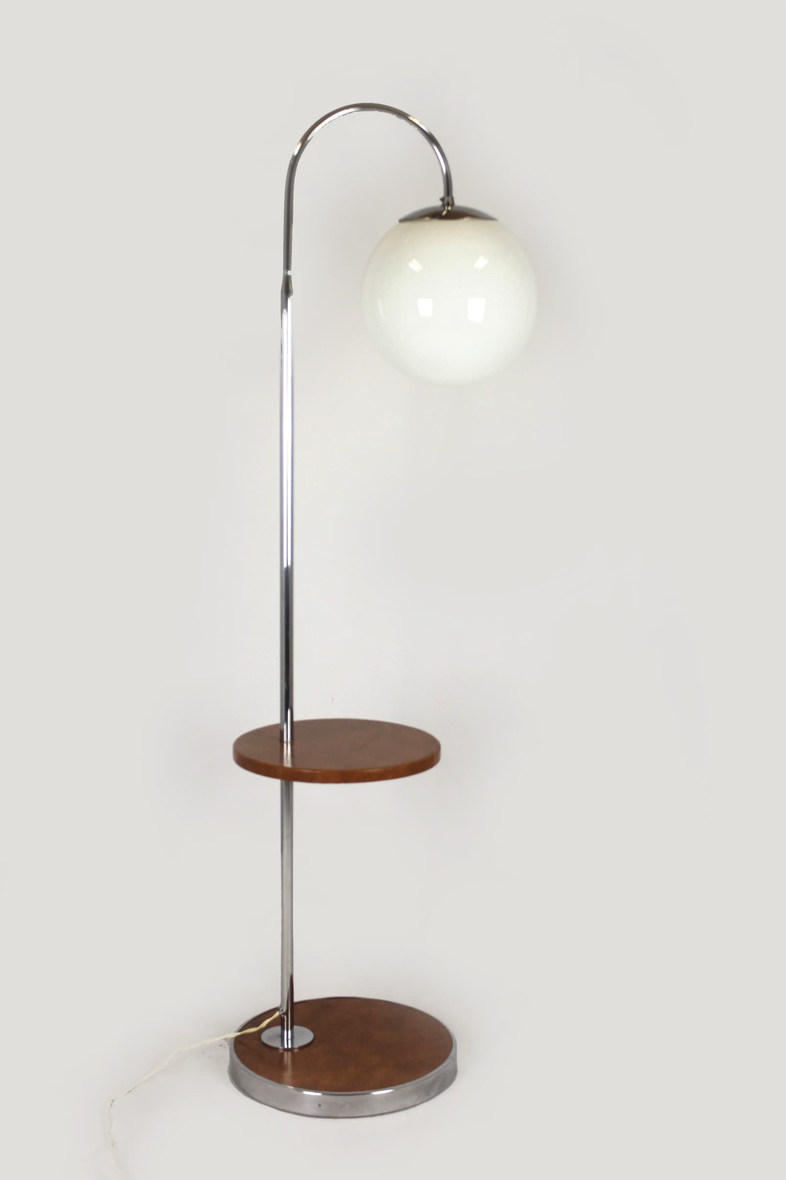 Lampa podłogowa Bauhaus, drewno brązowe, chrom, szkło białe, Czechy, lata 40. - 227875