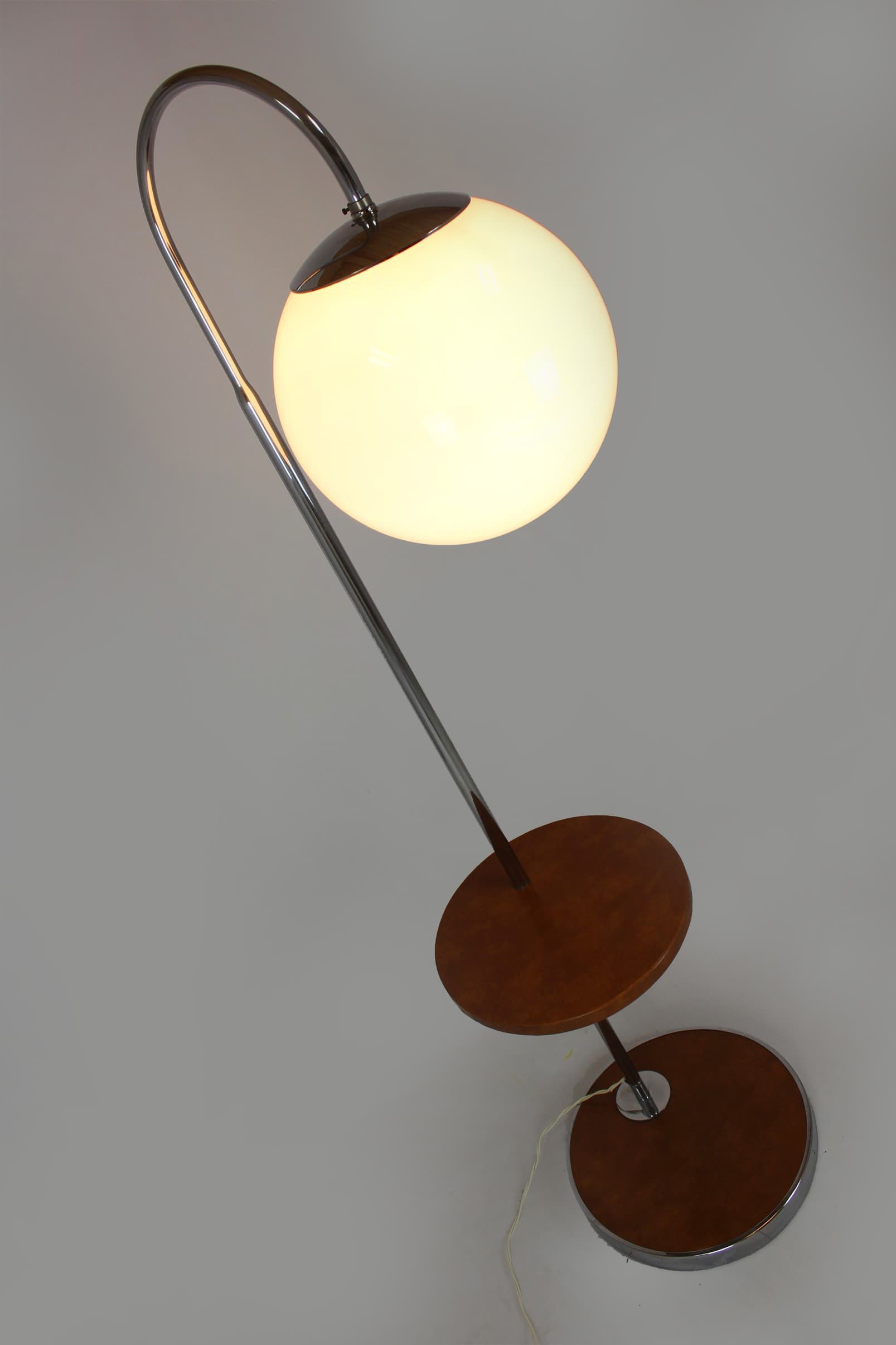 Lampa podłogowa Bauhaus, drewno brązowe, chrom, szkło białe, Czechy, lata 40. - 227883