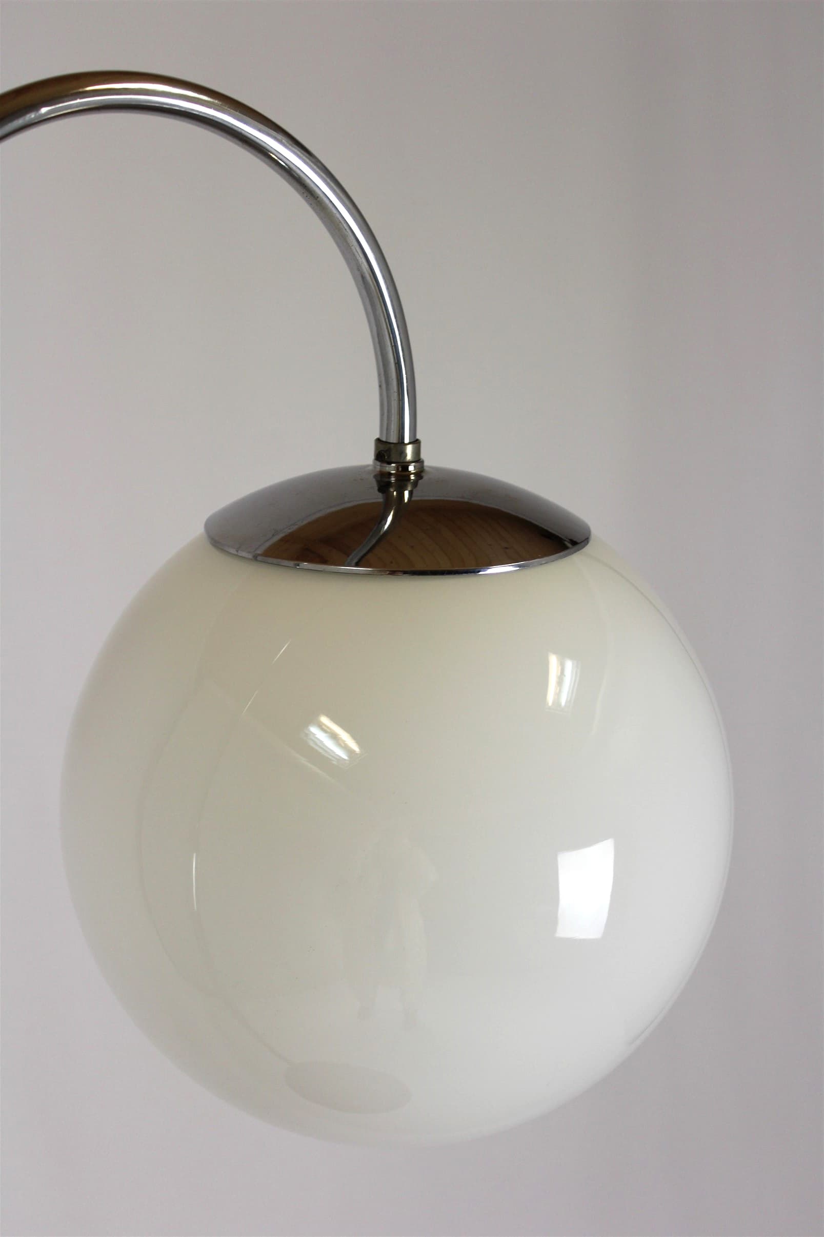 Lampa podłogowa Bauhaus, drewno brązowe, chrom, szkło białe, Czechy, lata 40. - 227876