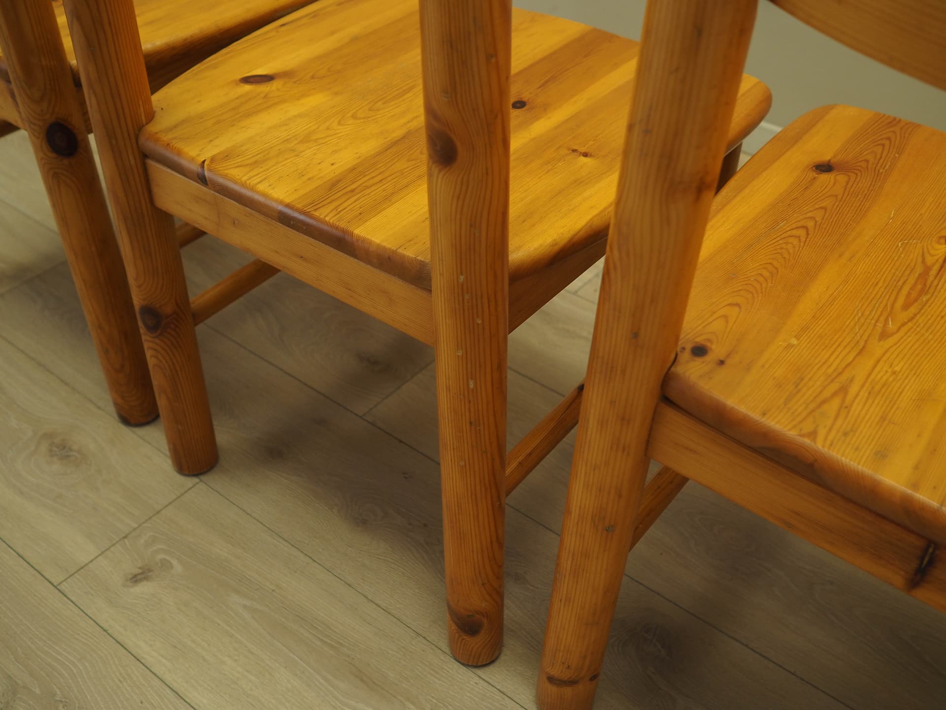 Komplet czterech krzeseł, sosna brązowy, proj. R. Daumiller, Hirtshals, Dania, lata 60. - 227959