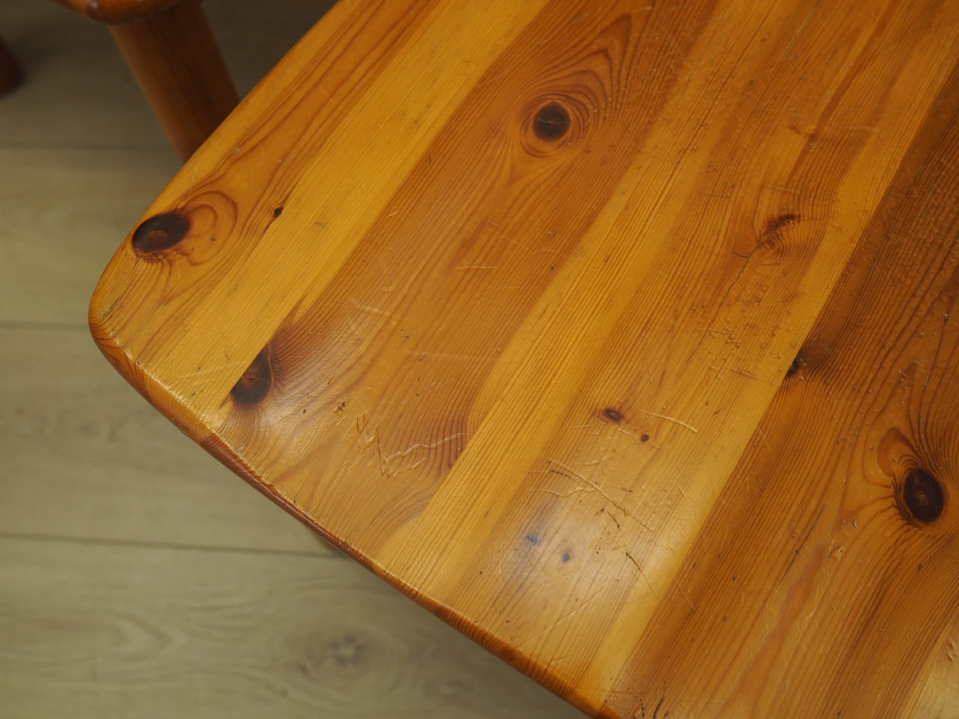 Komplet czterech krzeseł, sosna brązowy, proj. R. Daumiller, Hirtshals, Dania, lata 60. - 227952