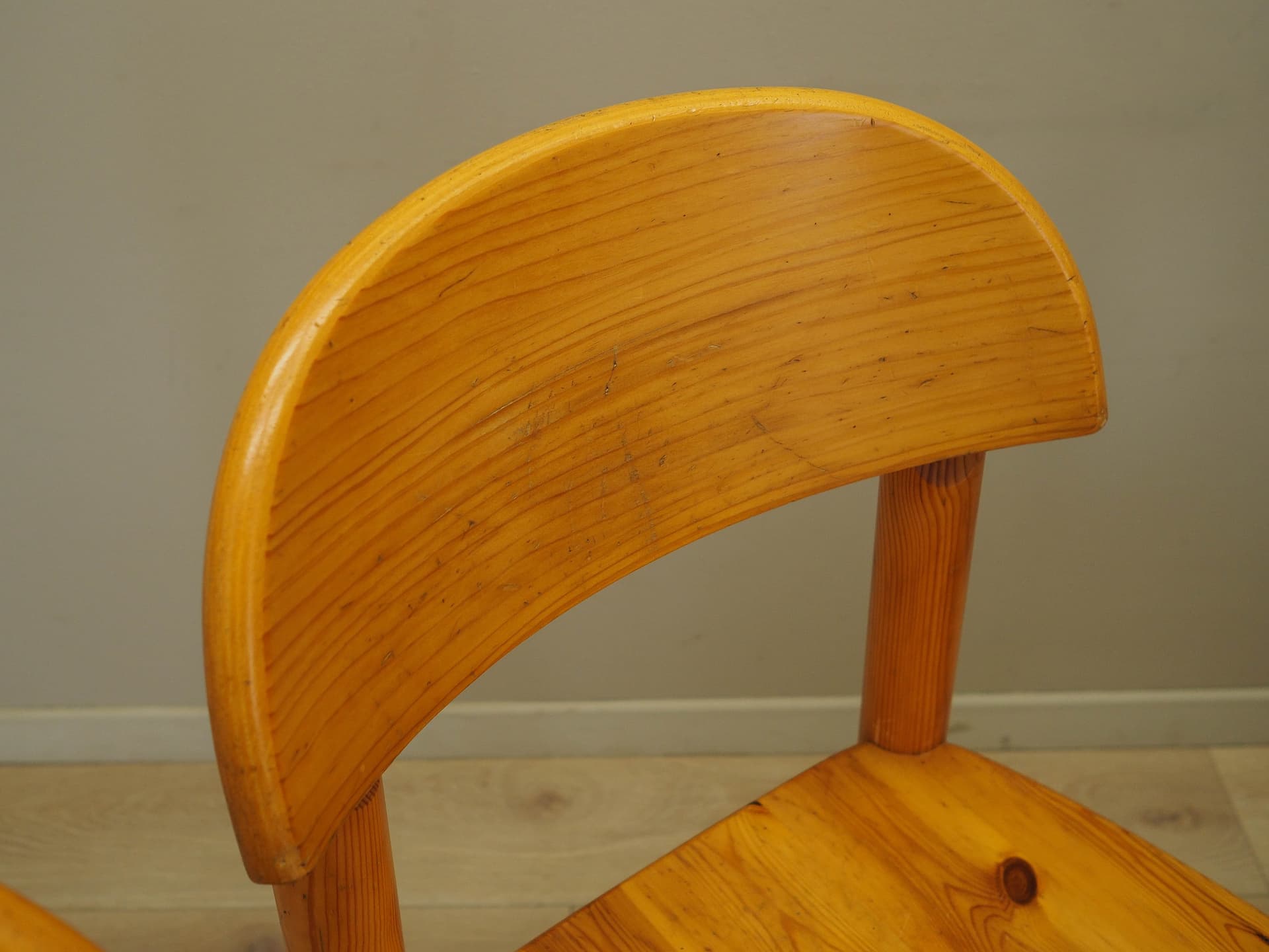 Komplet czterech krzeseł, sosna brązowy, proj. R. Daumiller, Hirtshals, Dania, lata 60. - 227949