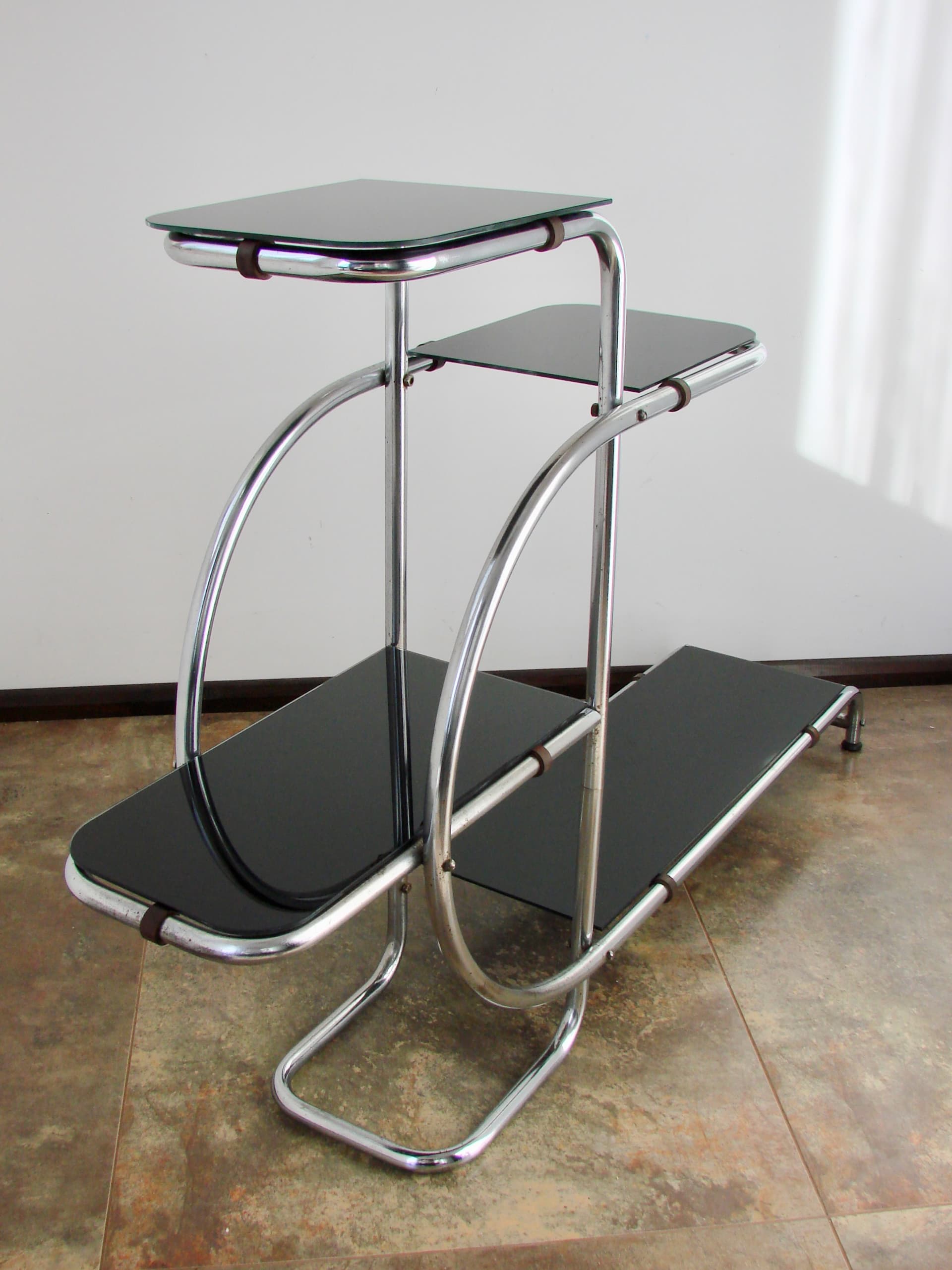 Kwietnik – etażerka, czarne szkło, chrom, proj. E. Guyot, Thonet, lata 30. - 228246
