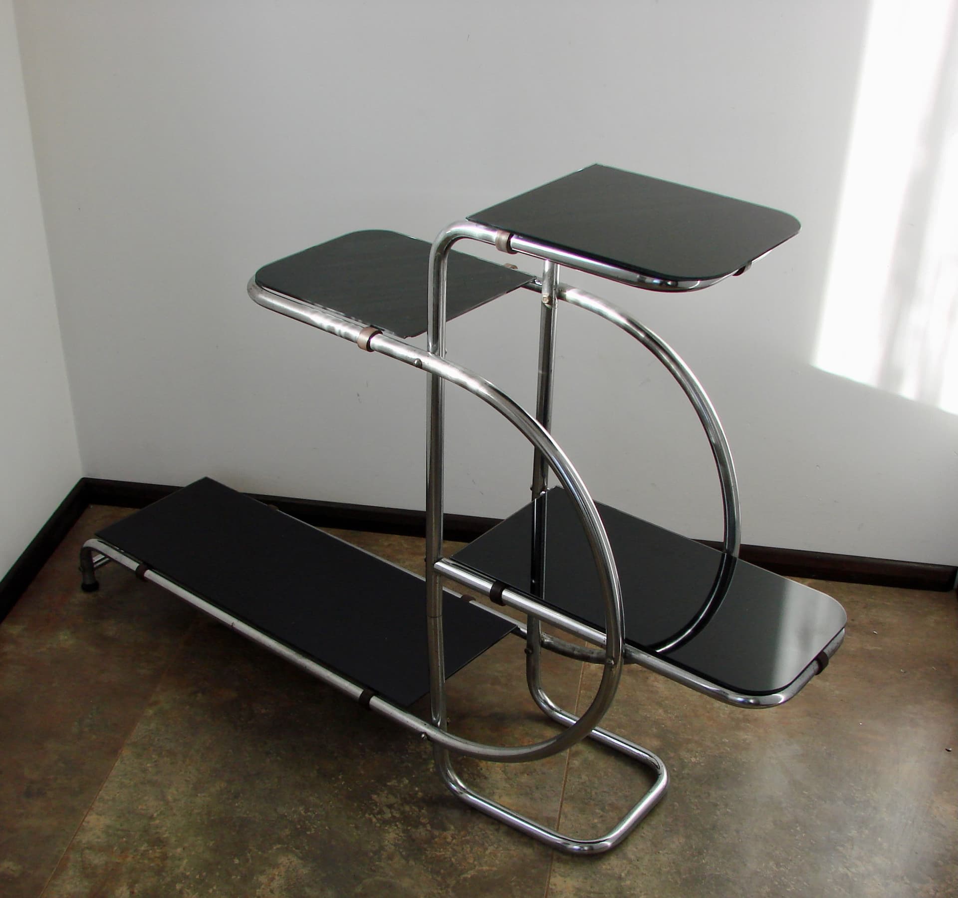 Kwietnik – etażerka, czarne szkło, chrom, proj. E. Guyot, Thonet, lata 30. - 228248