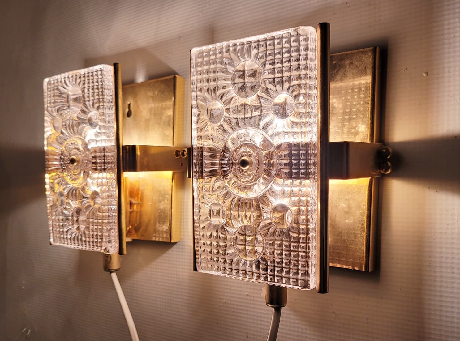 Para kinkietów MPR 90-493, szkło kryształowe przezroczyste, mosiądz złoty, proj. C. Fagerlund, Orrefors, Szwecja, lata 60. - 228556