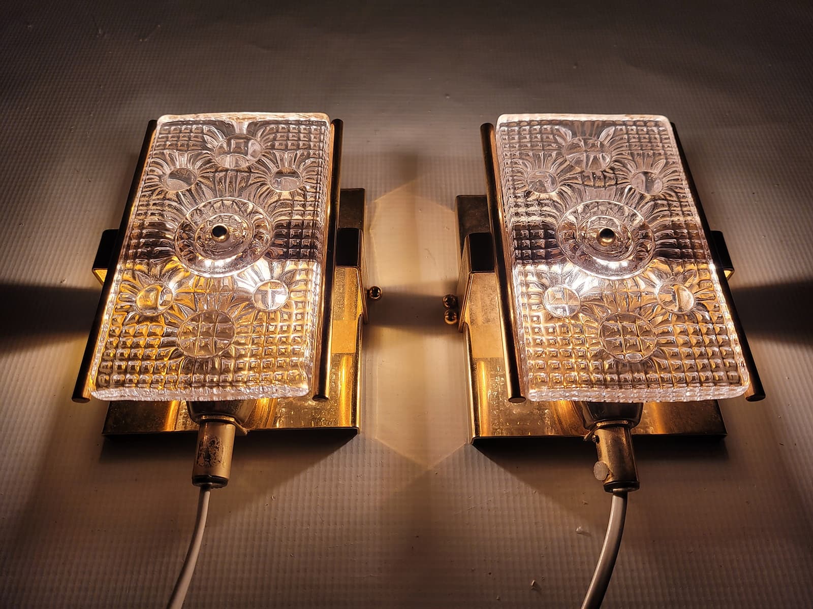 Para kinkietów MPR 90-493, szkło kryształowe przezroczyste, mosiądz złoty, proj. C. Fagerlund, Orrefors, Szwecja, lata 60. - 228557