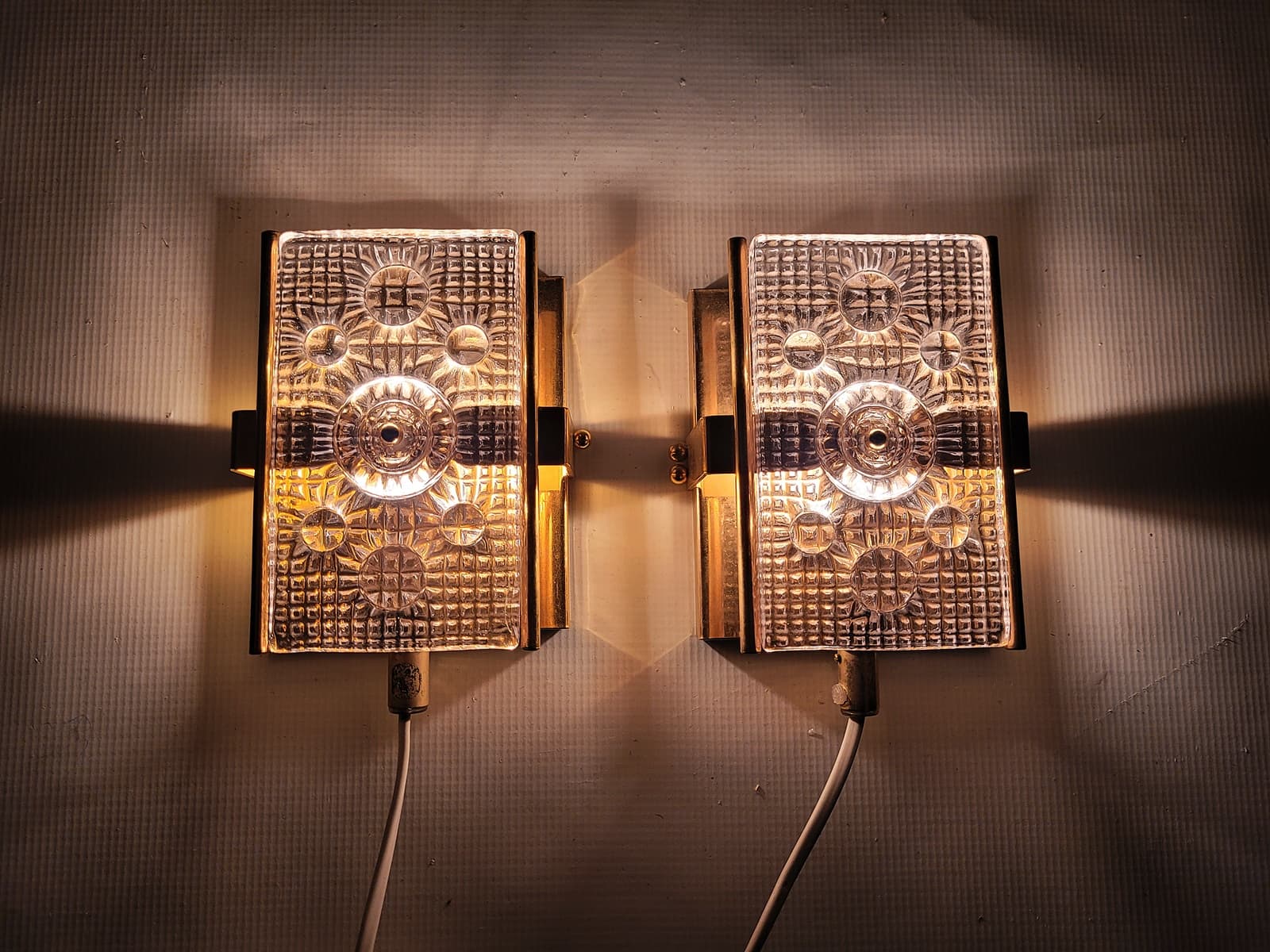 Para kinkietów MPR 90-493, szkło kryształowe przezroczyste, mosiądz złoty, proj. C. Fagerlund, Orrefors, Szwecja, lata 60. - 228558