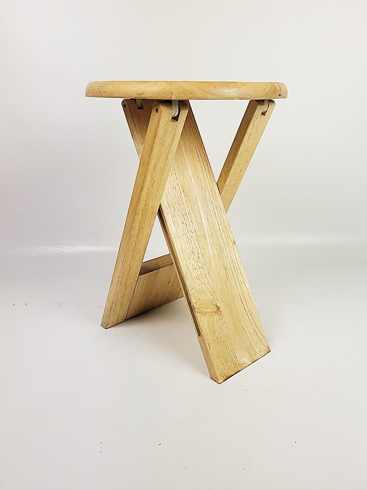 Taboret Suzy, brązowy, buk, proj. A. Reed, Wielka Brytania, lata 80. - 228588