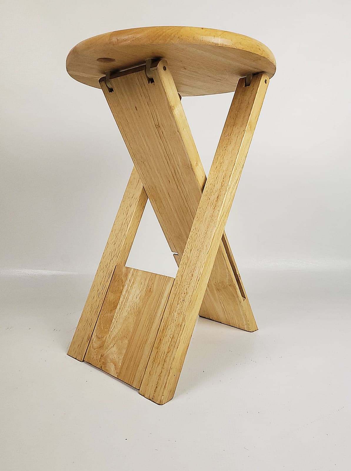 Taboret Suzy, brązowy, buk, proj. A. Reed, Wielka Brytania, lata 80. - 228585