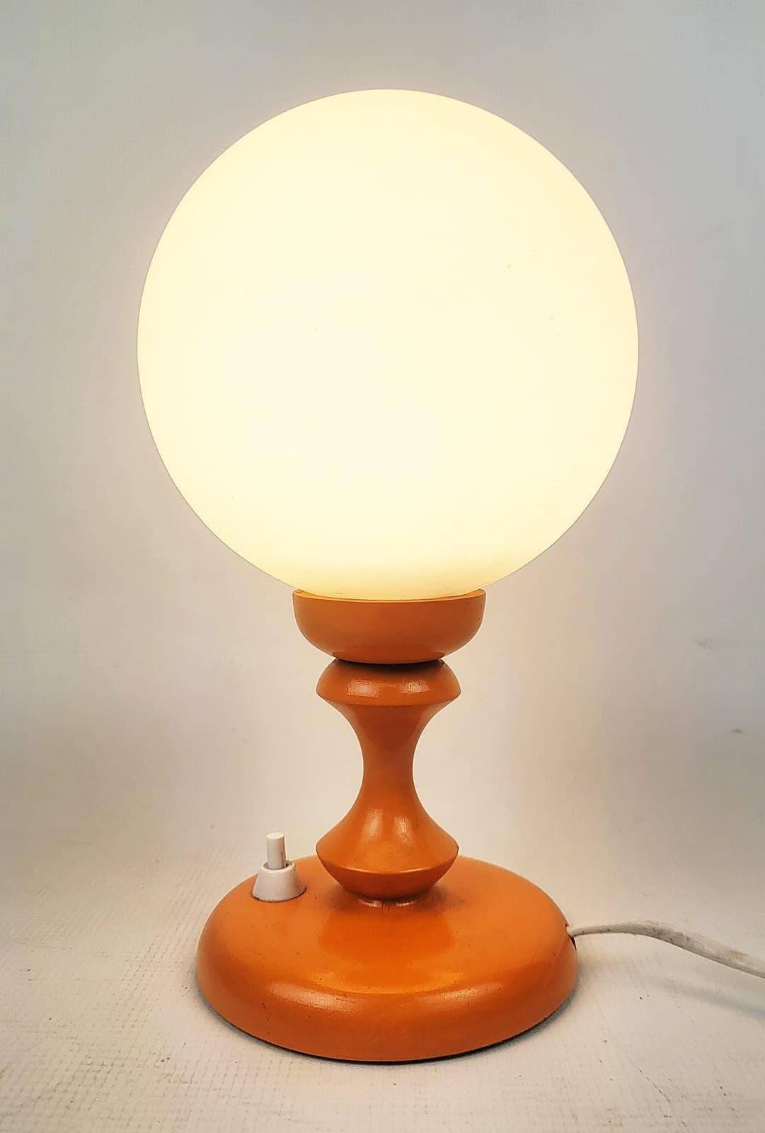 Lampka stołowa Space Age, szkło opalowe białe, plastik pomarańczowy, lata 70. - 228642