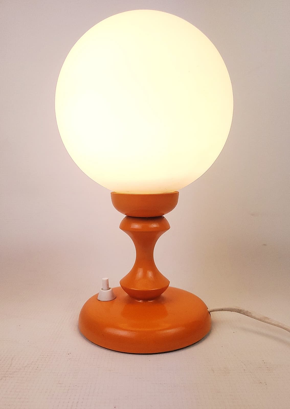 Lampka stołowa Space Age, szkło opalowe białe, plastik pomarańczowy, lata 70. - 228644