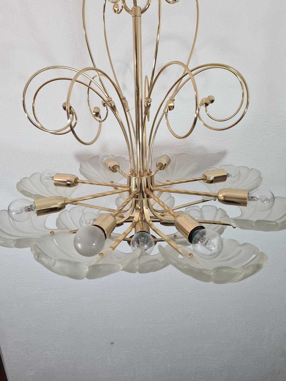 Żyrandol, mosiądz polerowany, szkło matowe białe, Deknudt, Belgia, lata 70. - 228662