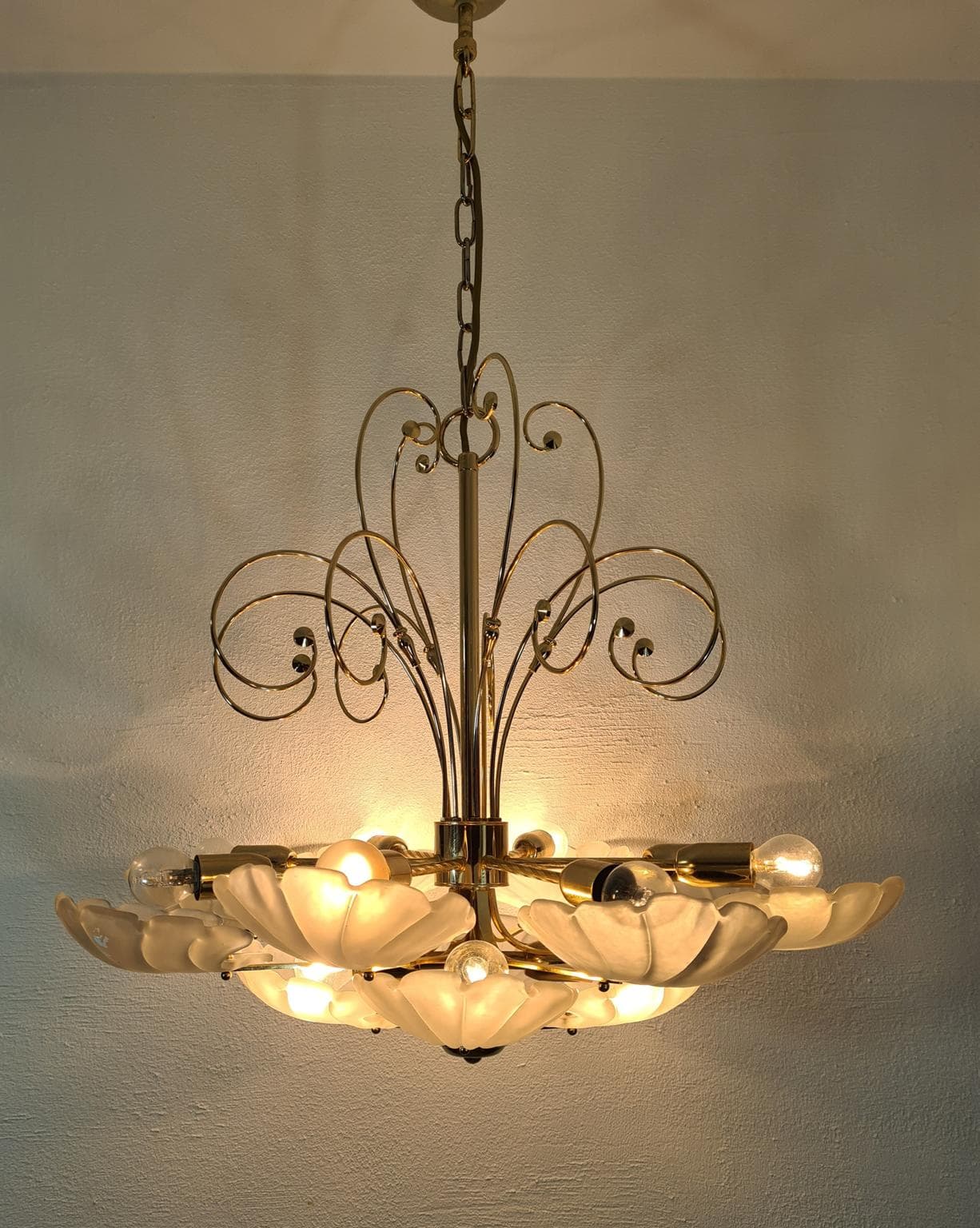 Żyrandol, mosiądz polerowany, szkło matowe białe, Deknudt, Belgia, lata 70. - 228671